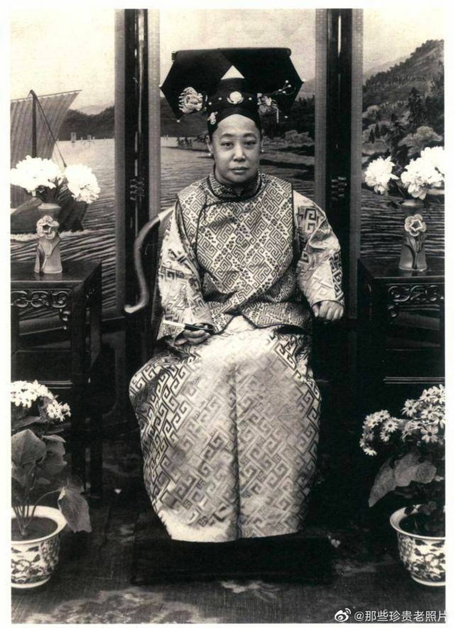 瑾妃,本名福兰,为恭亲王奕欣之妾,她是恭亲王的继福晋,光绪皇帝的妃子