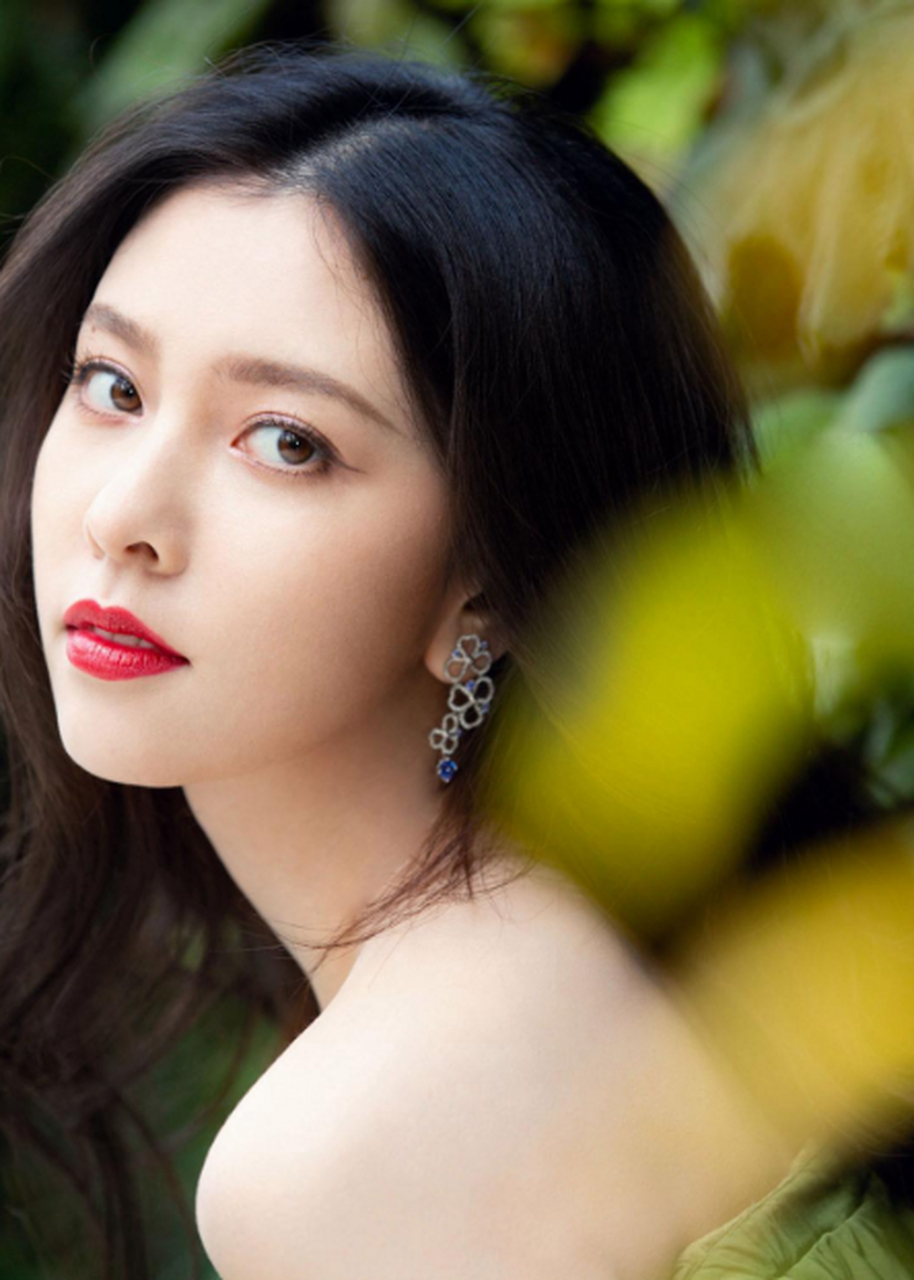 宋妍霏超级漂亮,亲近大自然绿色连衣裙,高颜值气质美女