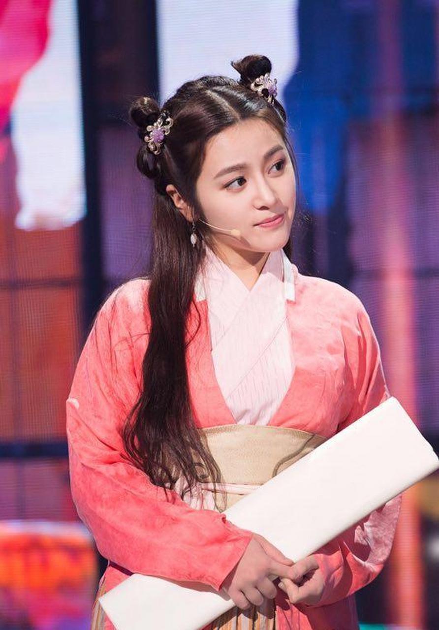 庞奕欣时尚穿搭清新漂亮 网友们觉得她颜值如何可评论关注转发分享