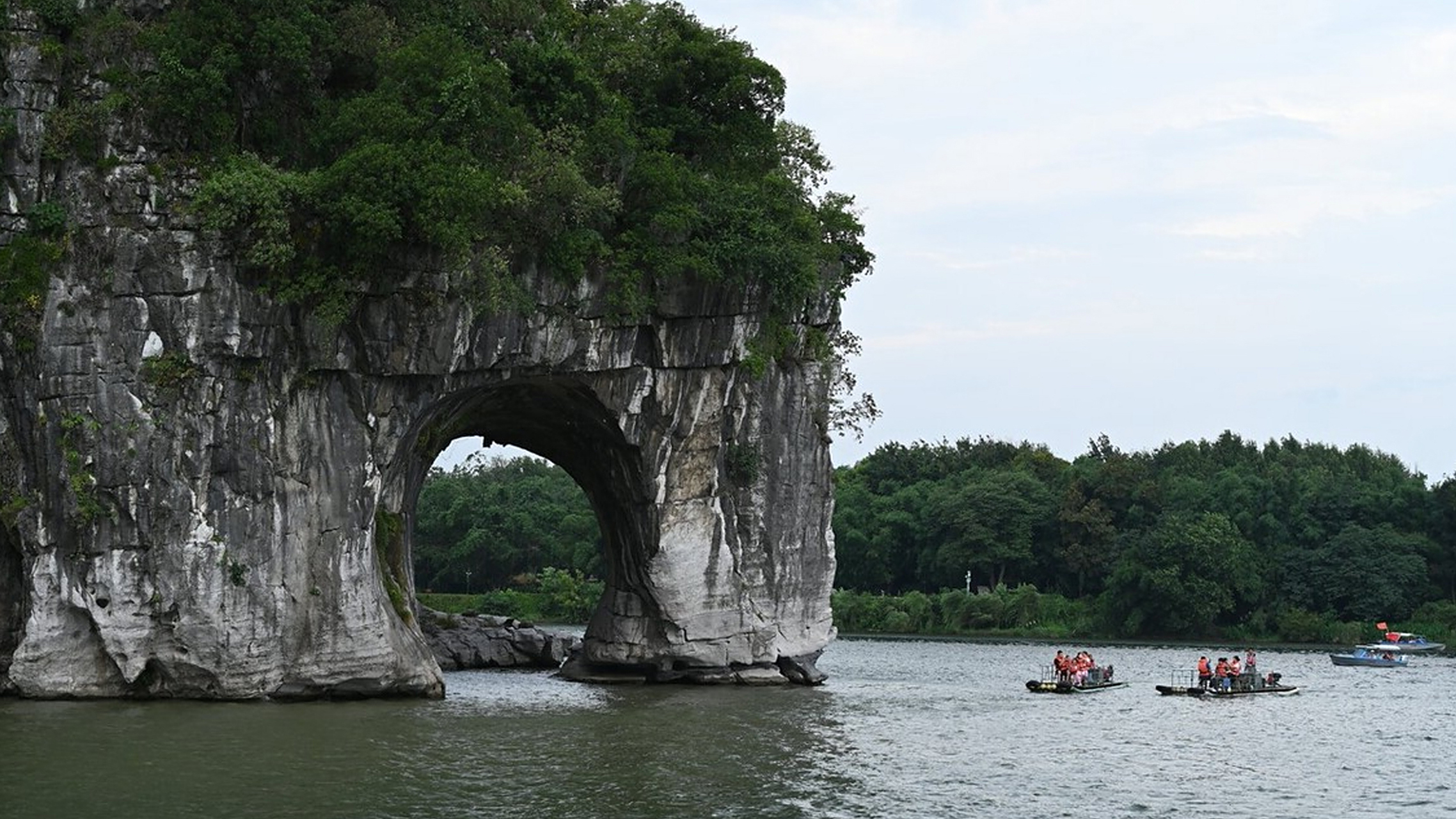 盛夏时节,广西优美的山水自然风光吸引着众多的游客,象鼻山作为桂林的