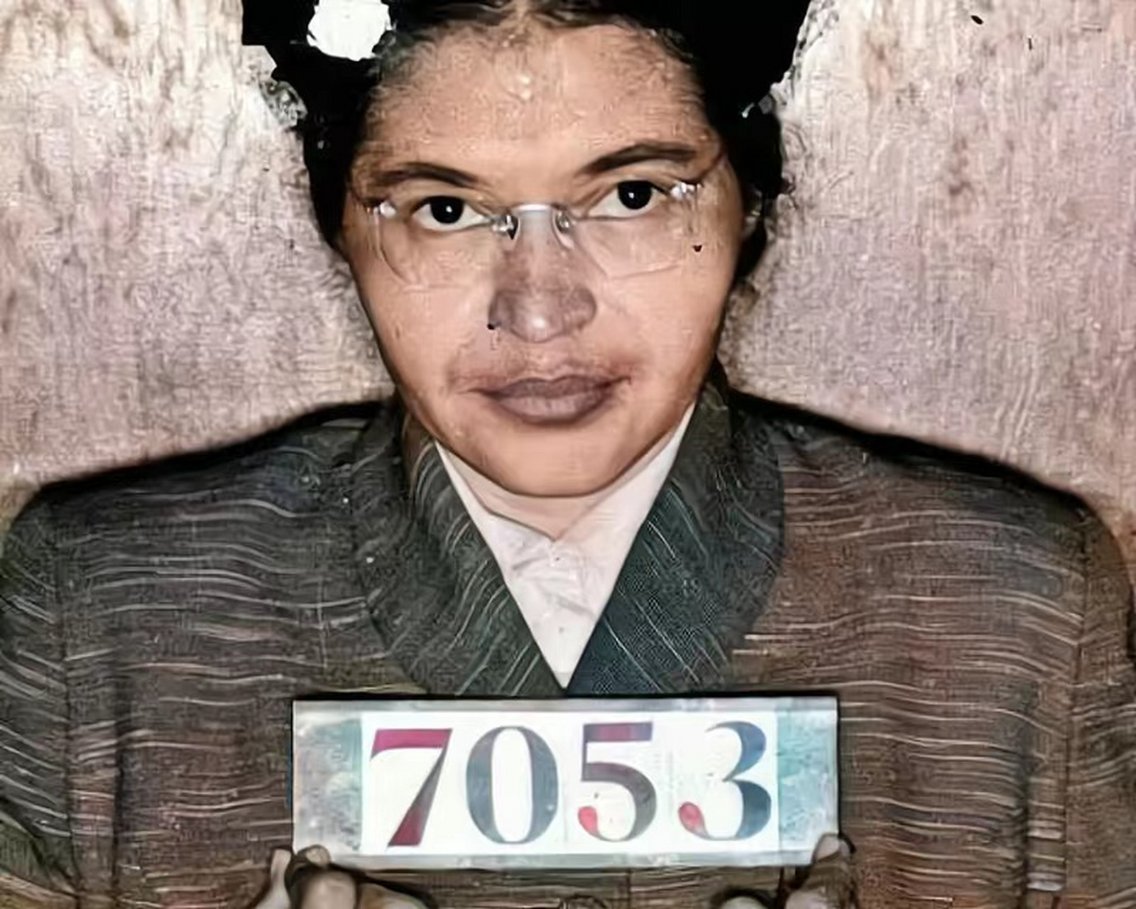 1955年,黑人女子罗莎·帕克斯的被捕引起了轩然大波,而她的罪名是