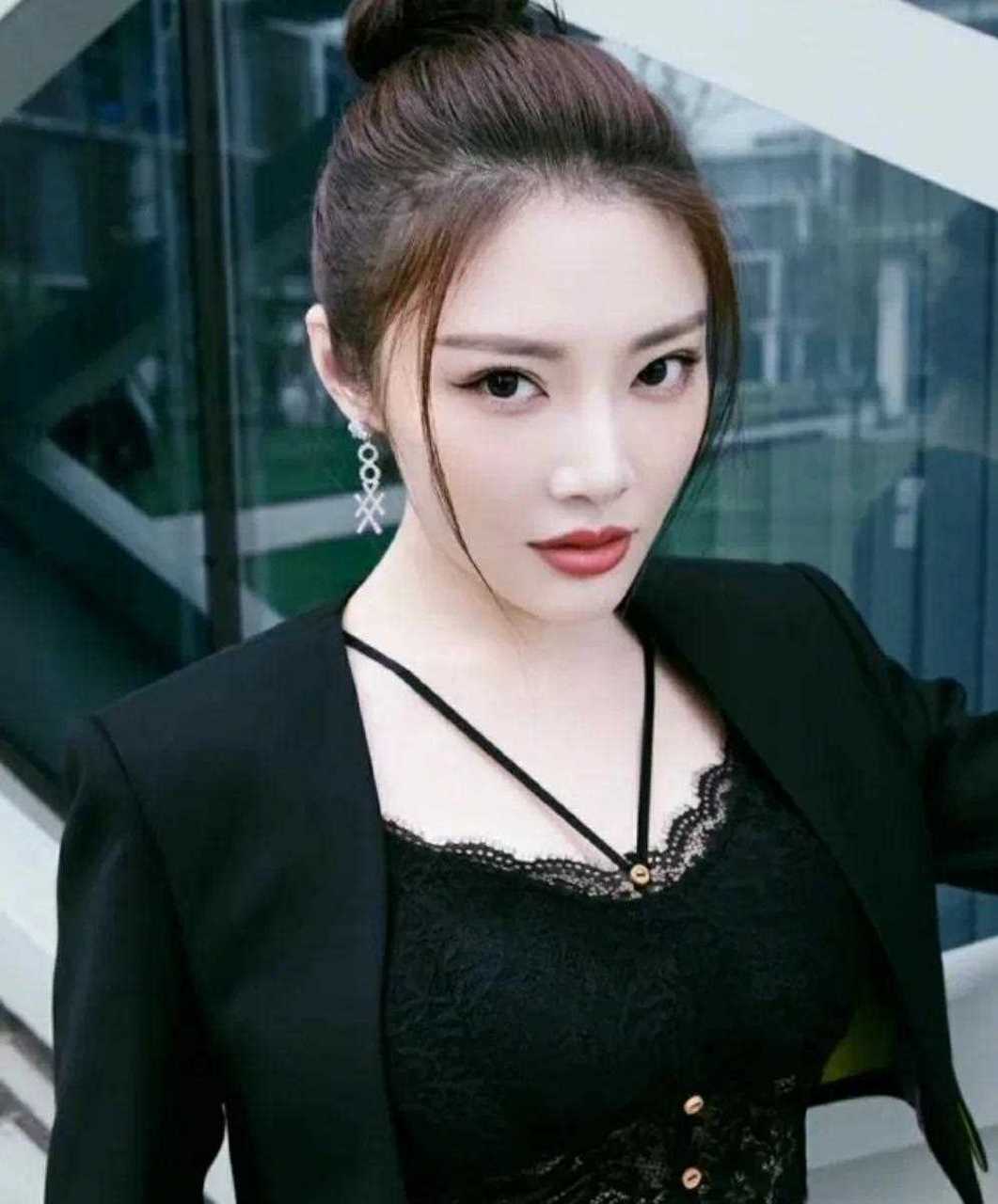 徐冬冬黑色短西装配蕾丝内搭精致干练 丸子头尽显柔美气质