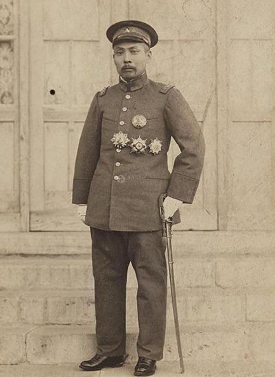 "318惨案"中,军警在执政府门前开枪打死请愿学生47人,伤200多人.