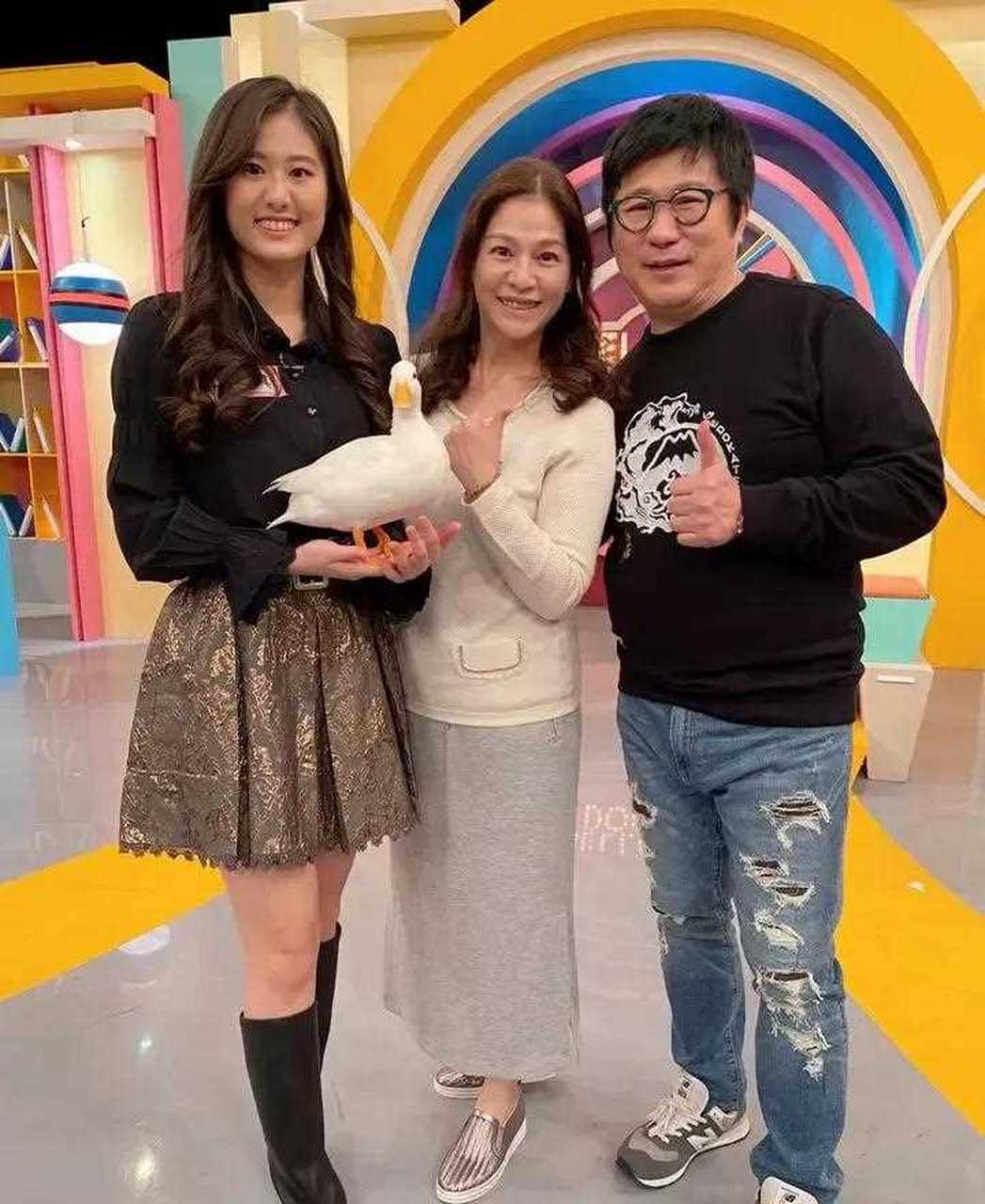 老婆张钰雅温柔美丽贤惠,22岁的女儿郑安琪长相甜美可人,读书成绩优异