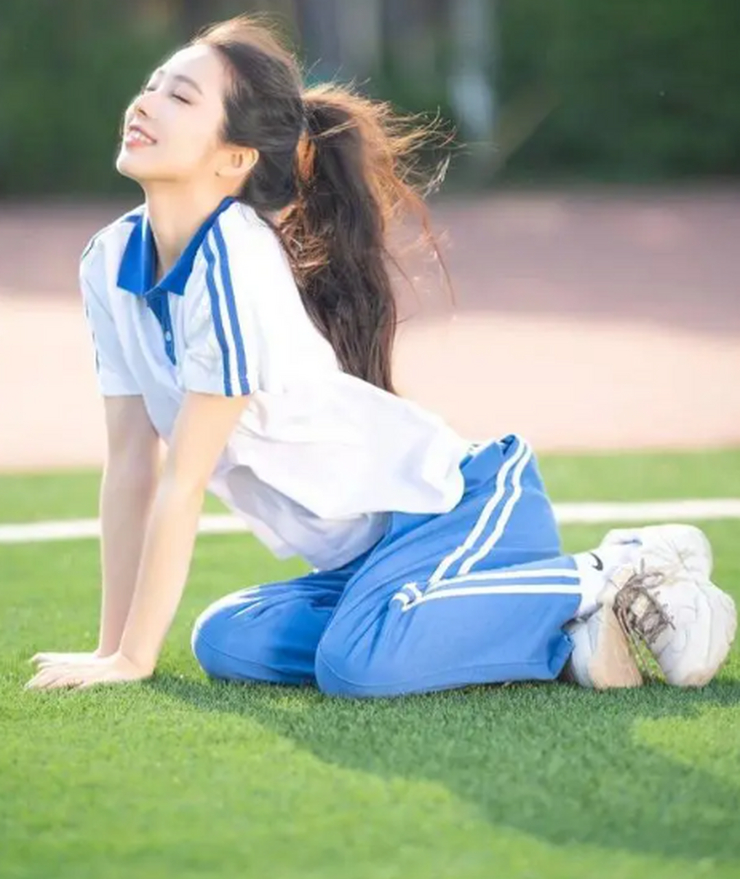 蓝条纹白色校服上衣搭配蓝色运动裤,阳光的女孩,那些过往的青春