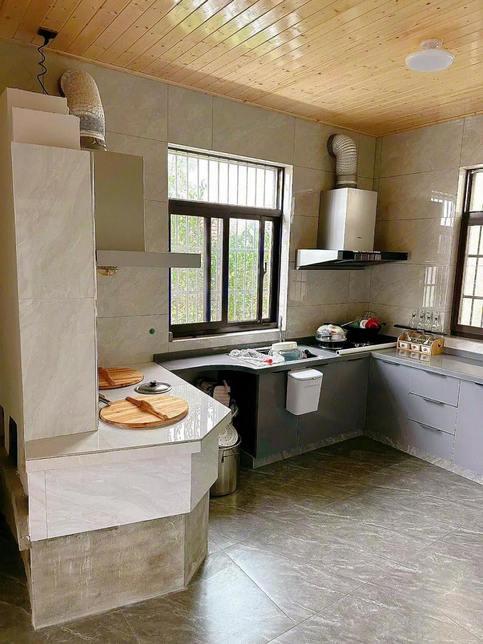 一个农村人家的厨房建成这样,也算是乡土装修的天花板了吧?