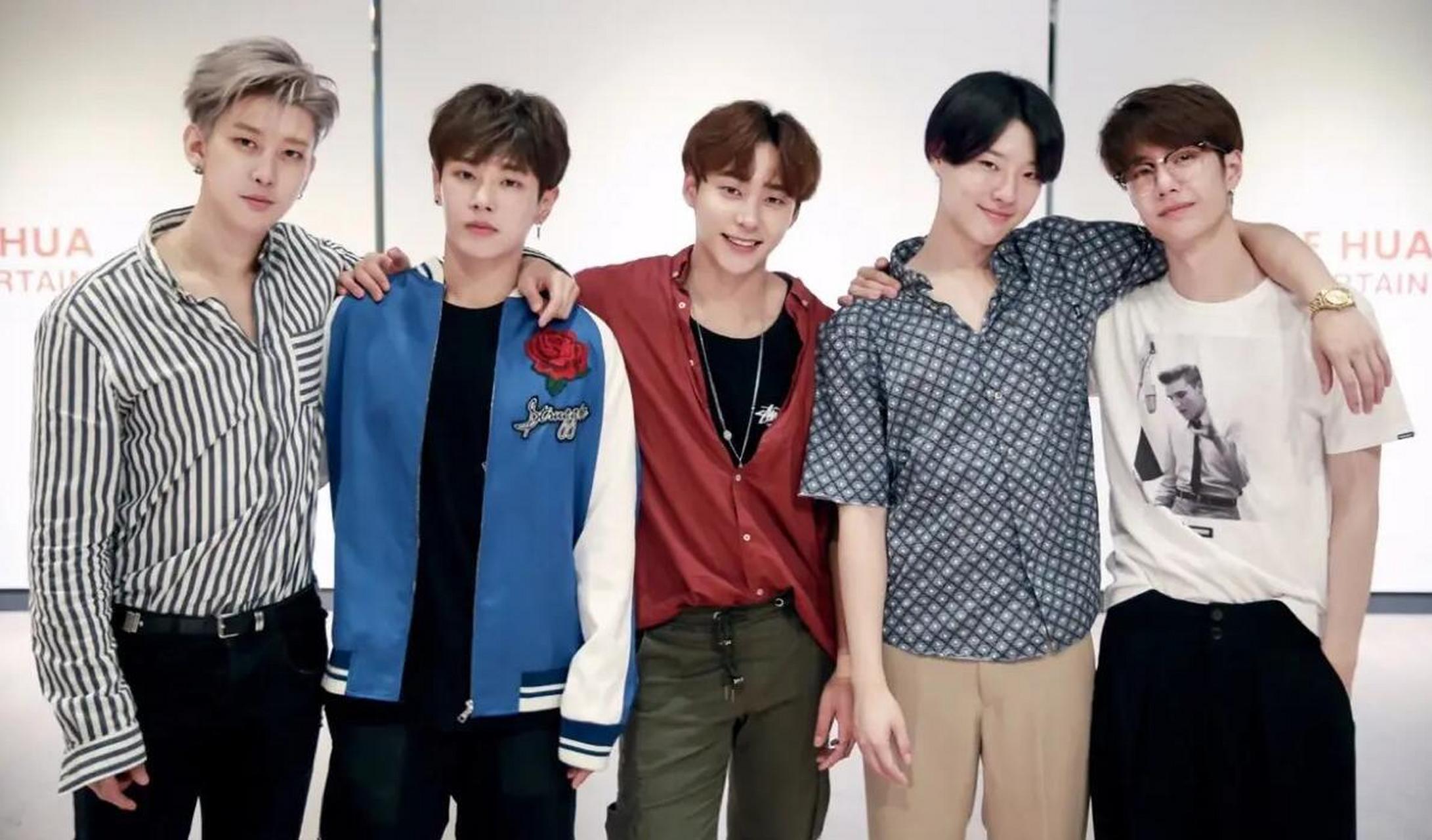 【乐华年会 uniq久违合照】近日,乐华娱乐举办公司年会,旗下艺人纷纷