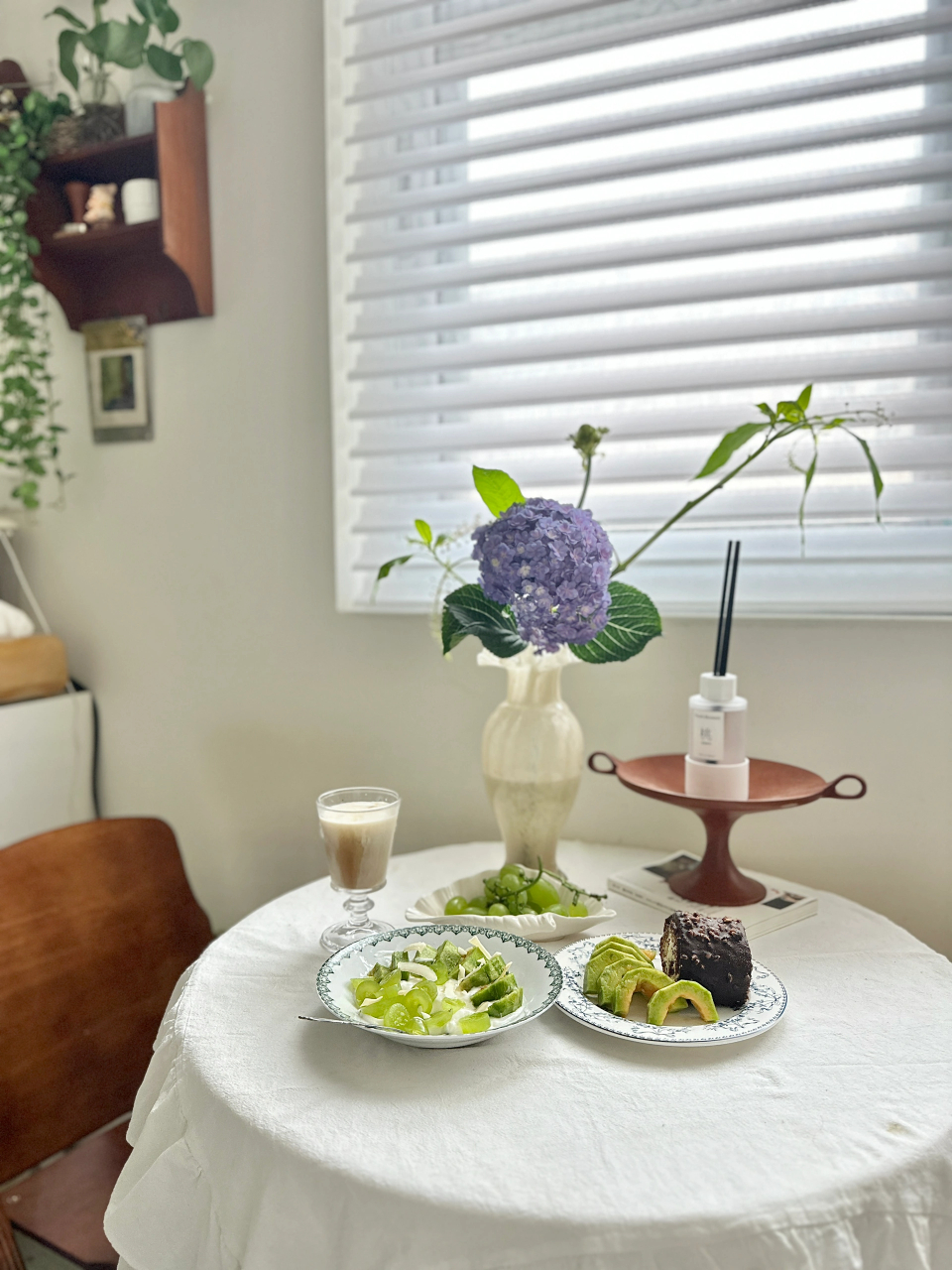 家里都换成了蓝绿色调,包括花草都选择了同色系 再点缀上一点点蓝紫色