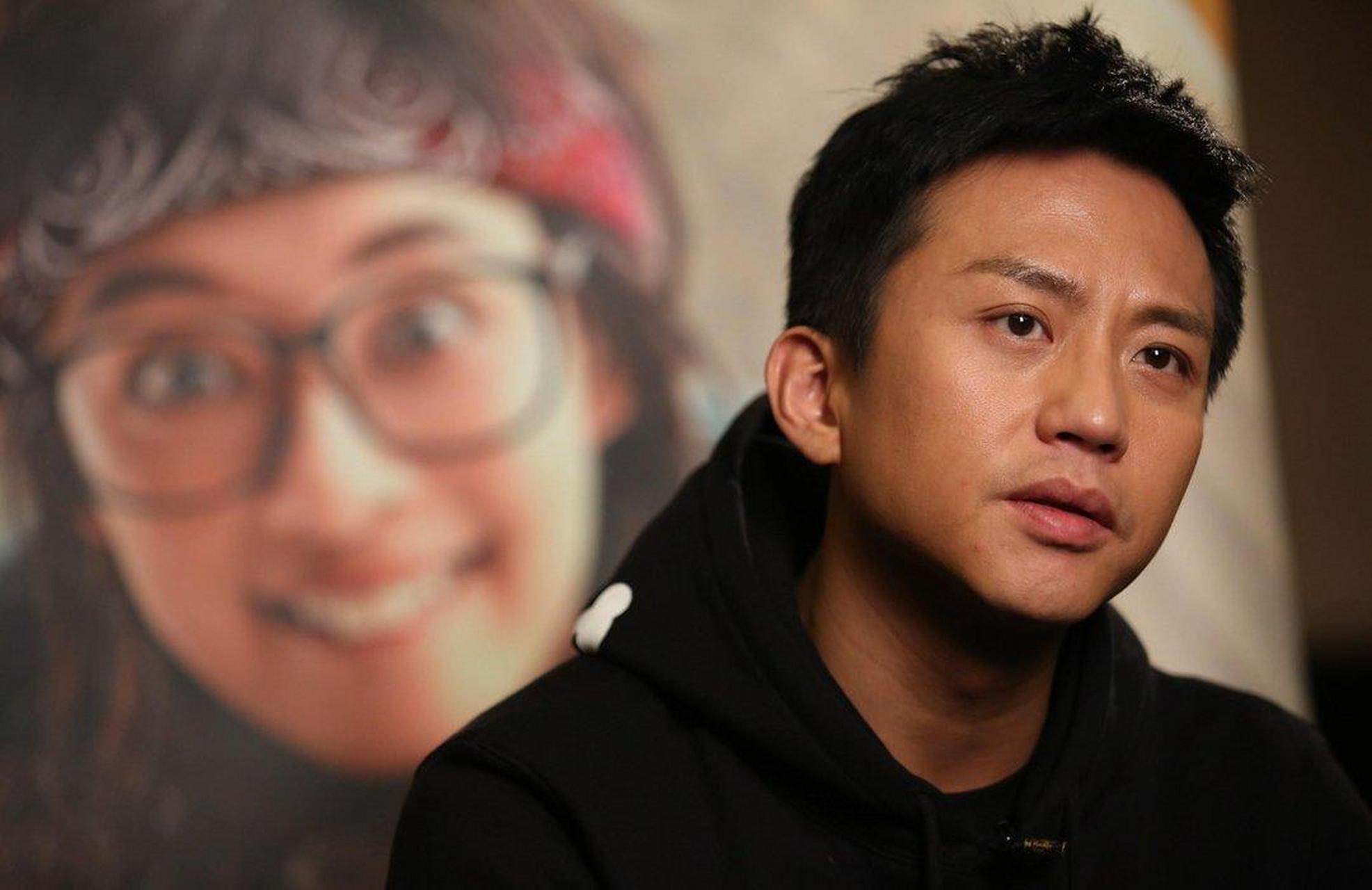 邓超在上海戏剧学院表演系学习,后因在电视剧《破晓》中的出色表现