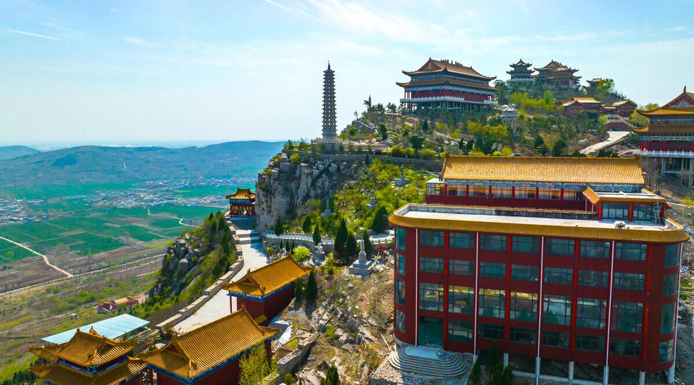 是枣庄规模最大的寺庙,在山顶建规模这么宏大的寺庙在国内也极其罕见