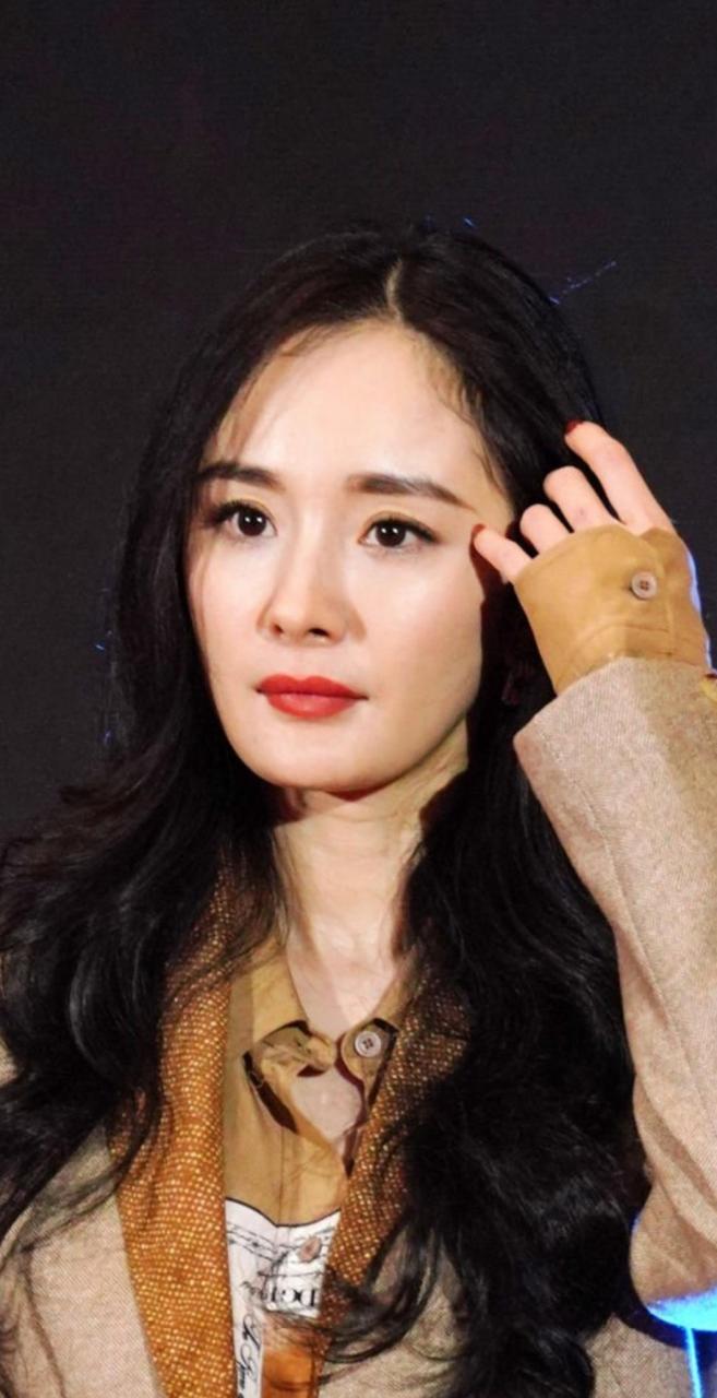 这应该是杨幂被化妆师黑得最惨的一次,眉毛画得还不如我这个新手.