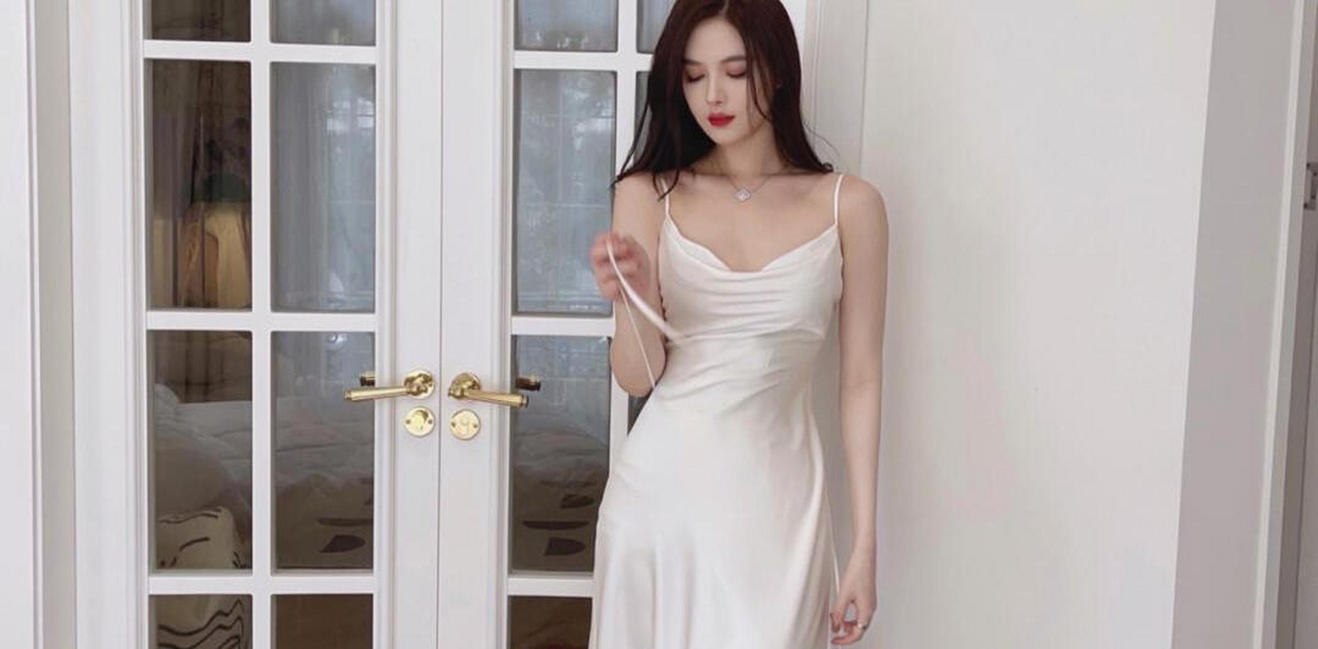 肤白貌美大长腿,性感姐姐在线撩人,丝绸连衣裙纵享丝滑