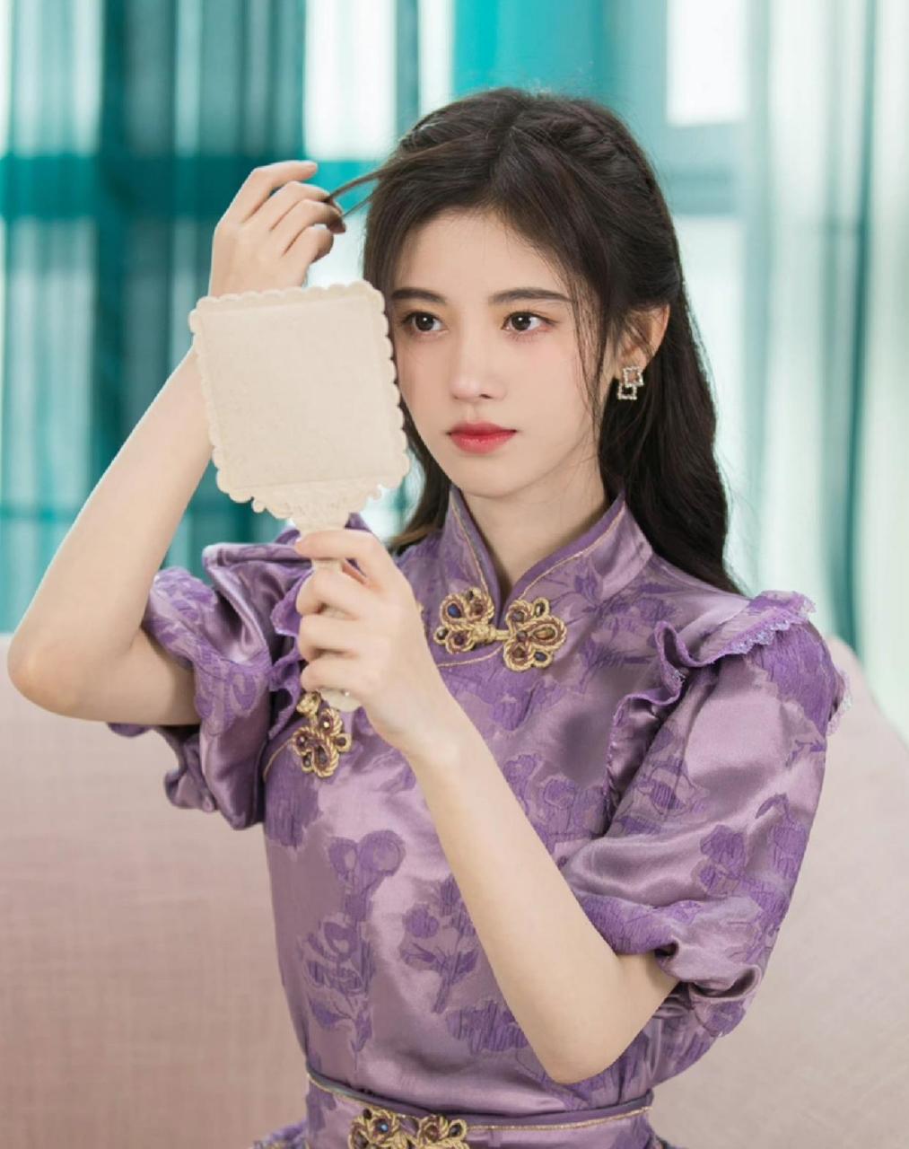 鞠婧祎美女,新中式紫色旗袍风格穿搭