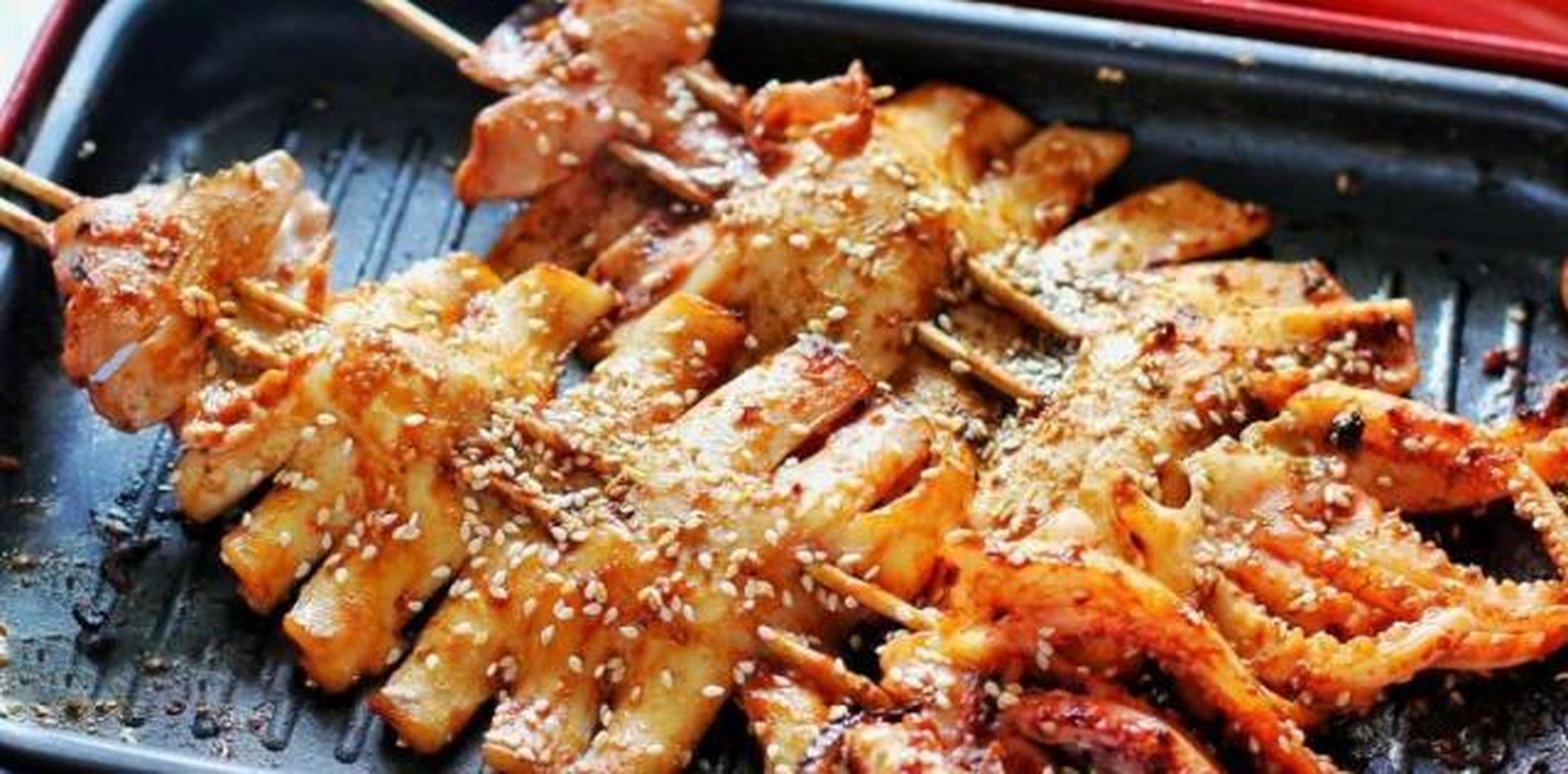 02铁板鱿鱼是一道美味的烧烤菜肴.