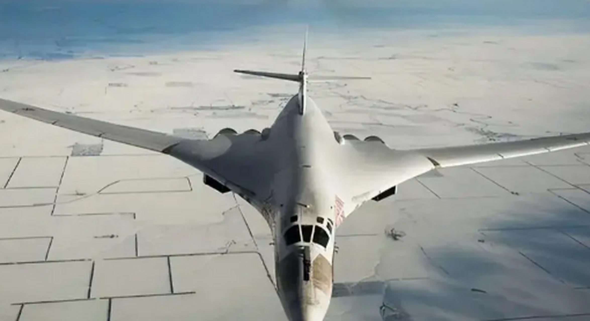 近日,大批图-160"白天鹅"战略轰炸机突然出现在黑龙江对面的俄罗斯远