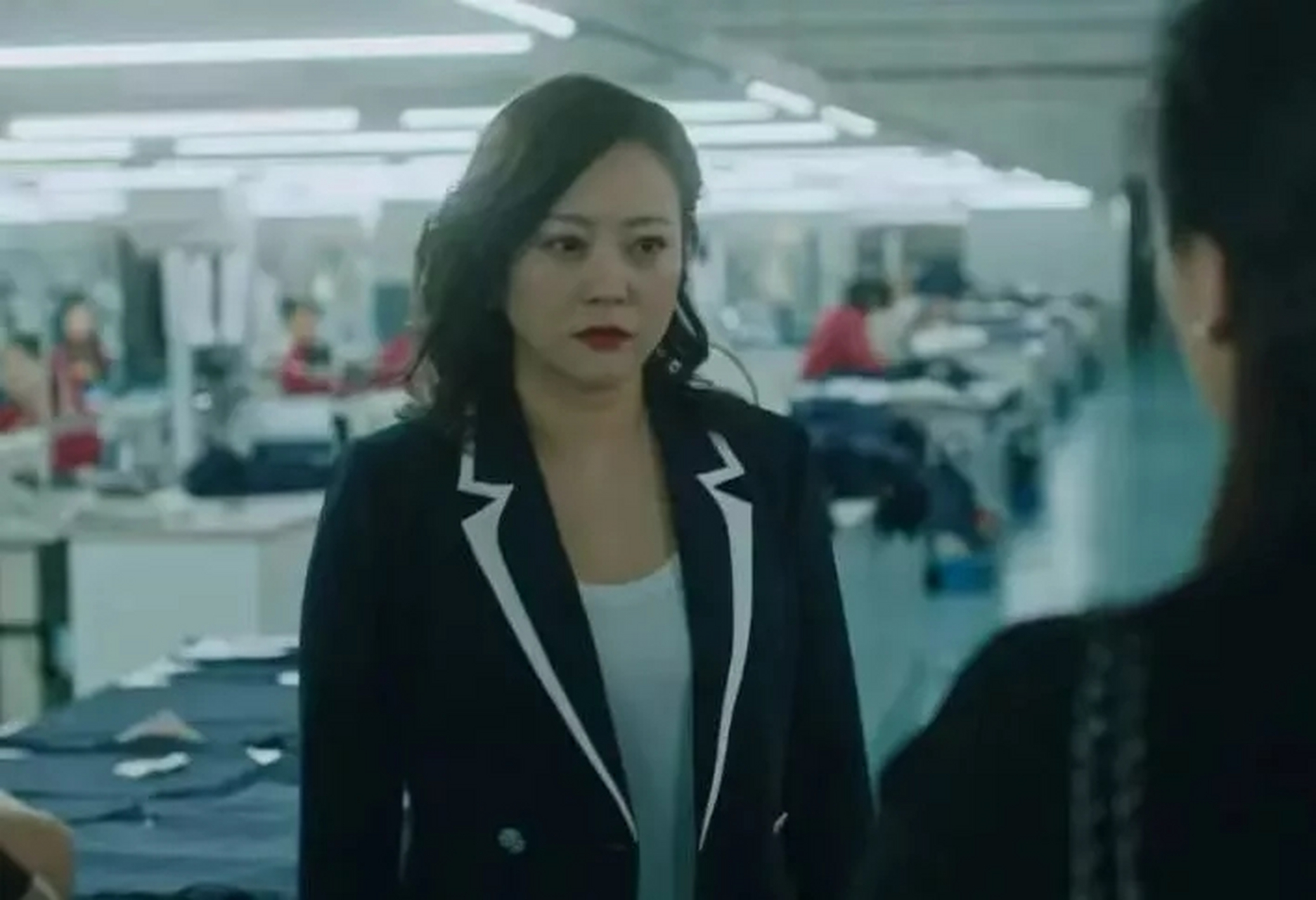 43岁郝蕾被拍到吃饭抽烟!抽着烟熟练的吐出烟圈,皮肤蜡黄,眼皮太宽.