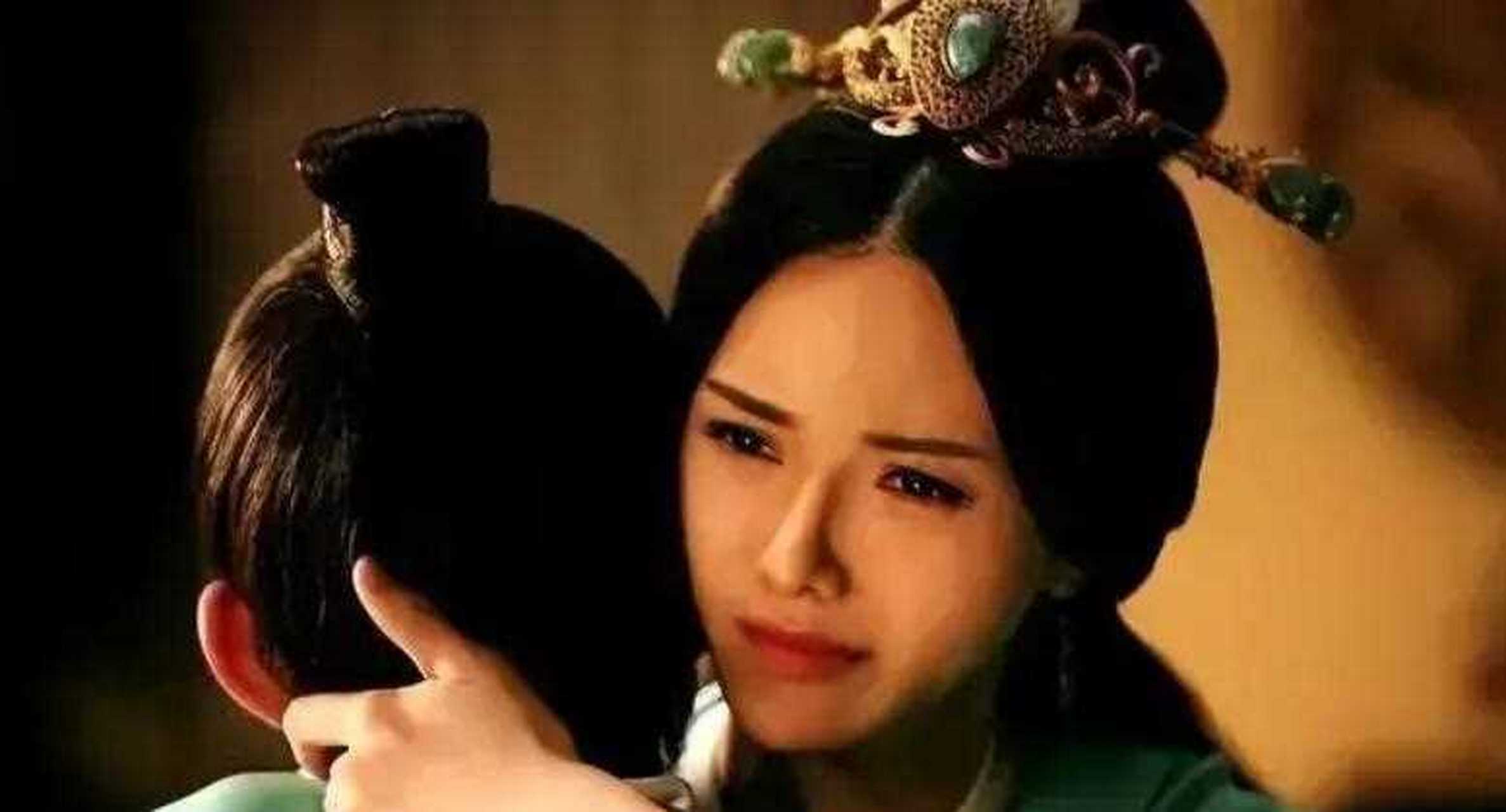 公元198年,下邺城内,一个绝美少妇正在家中焦急等待丈夫回来.