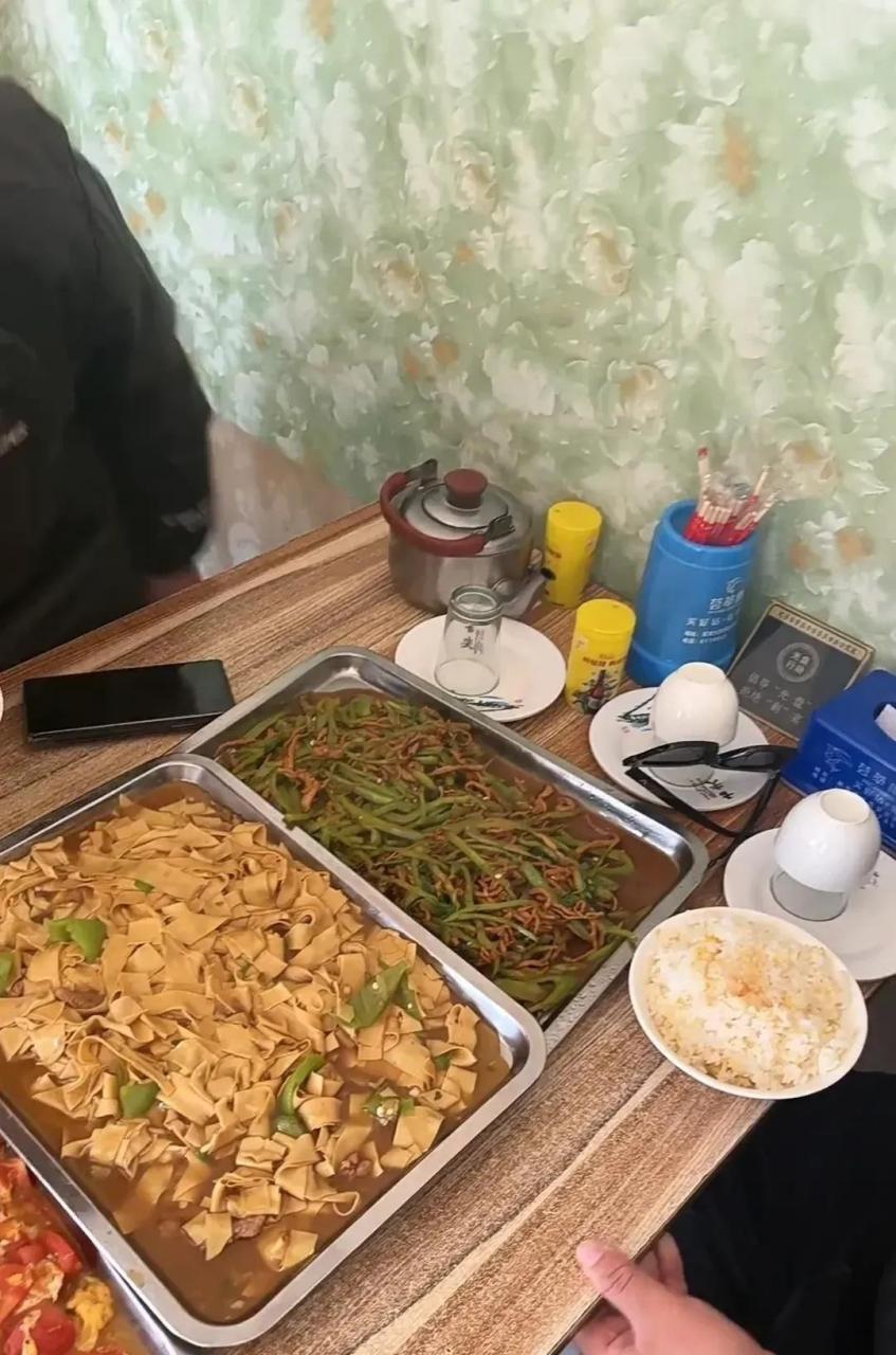 网友:我和朋友去了一家小饭店吃饭,点了三个菜,花了70,这价格还行吗?