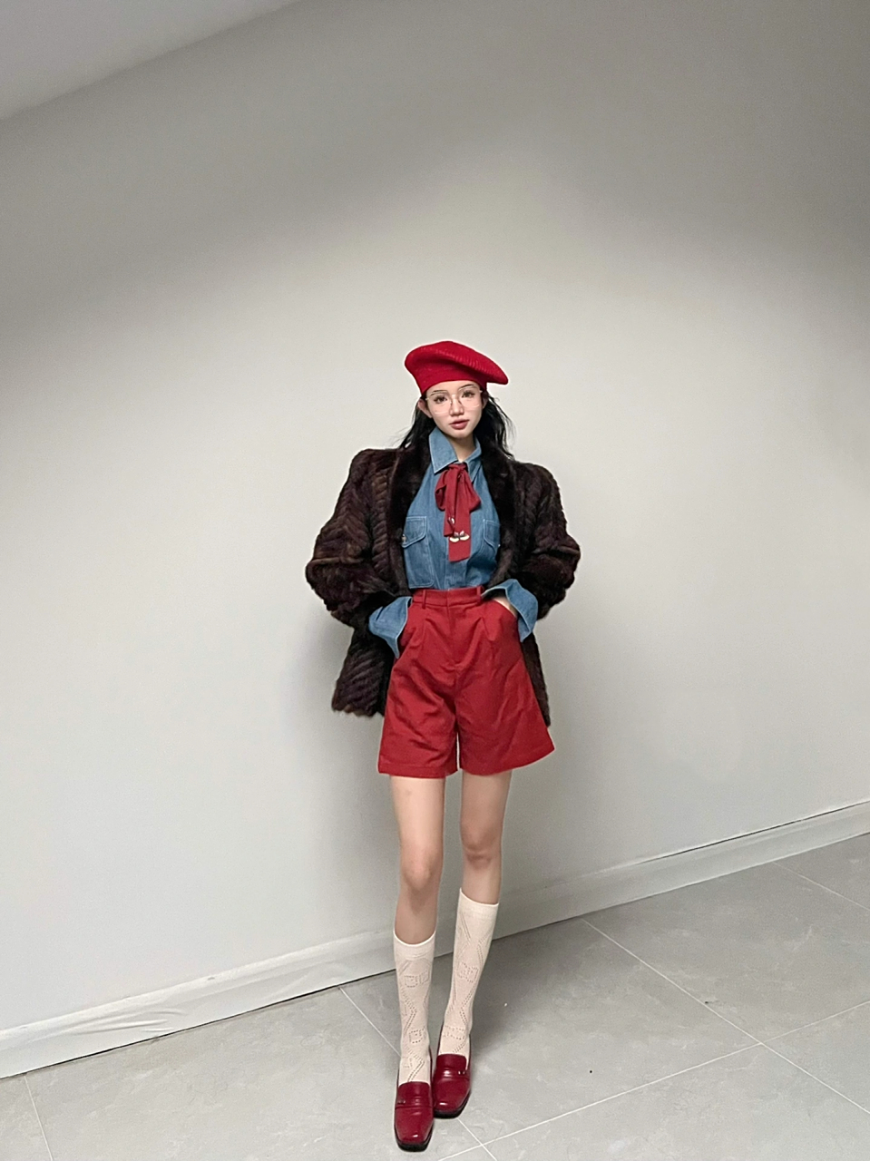 红蓝撞色复古穿搭  自古以来,红色和蓝色就是搭配的绝配,亮眼又复古呀