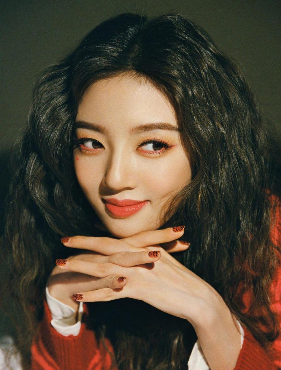 何瑞贤复古风虎纹写真,波浪卷发和温柔红唇,港式复古风满满,从毛衣到