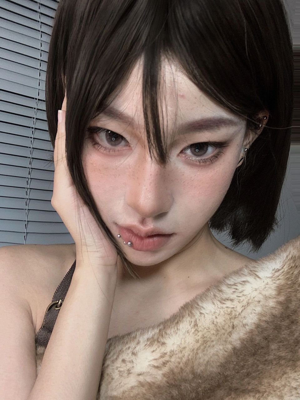 带来啦一个很有高级感的韩系甜丧妆容整体统一的低饱和色调非常高级