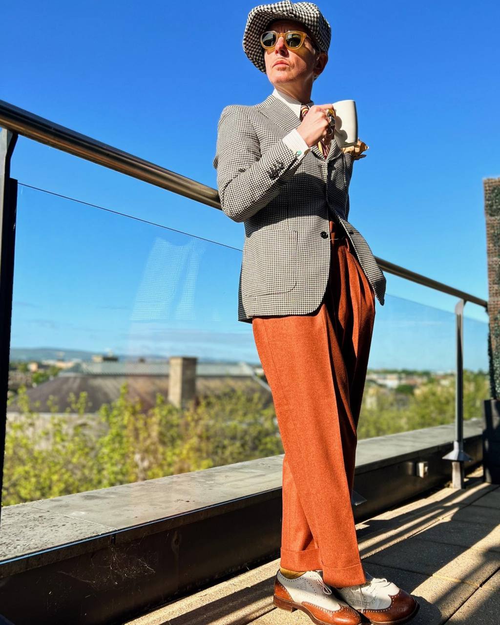 英国著名发型师paul stafford巧妙地融合经典与大胆的穿着风格,呼应他