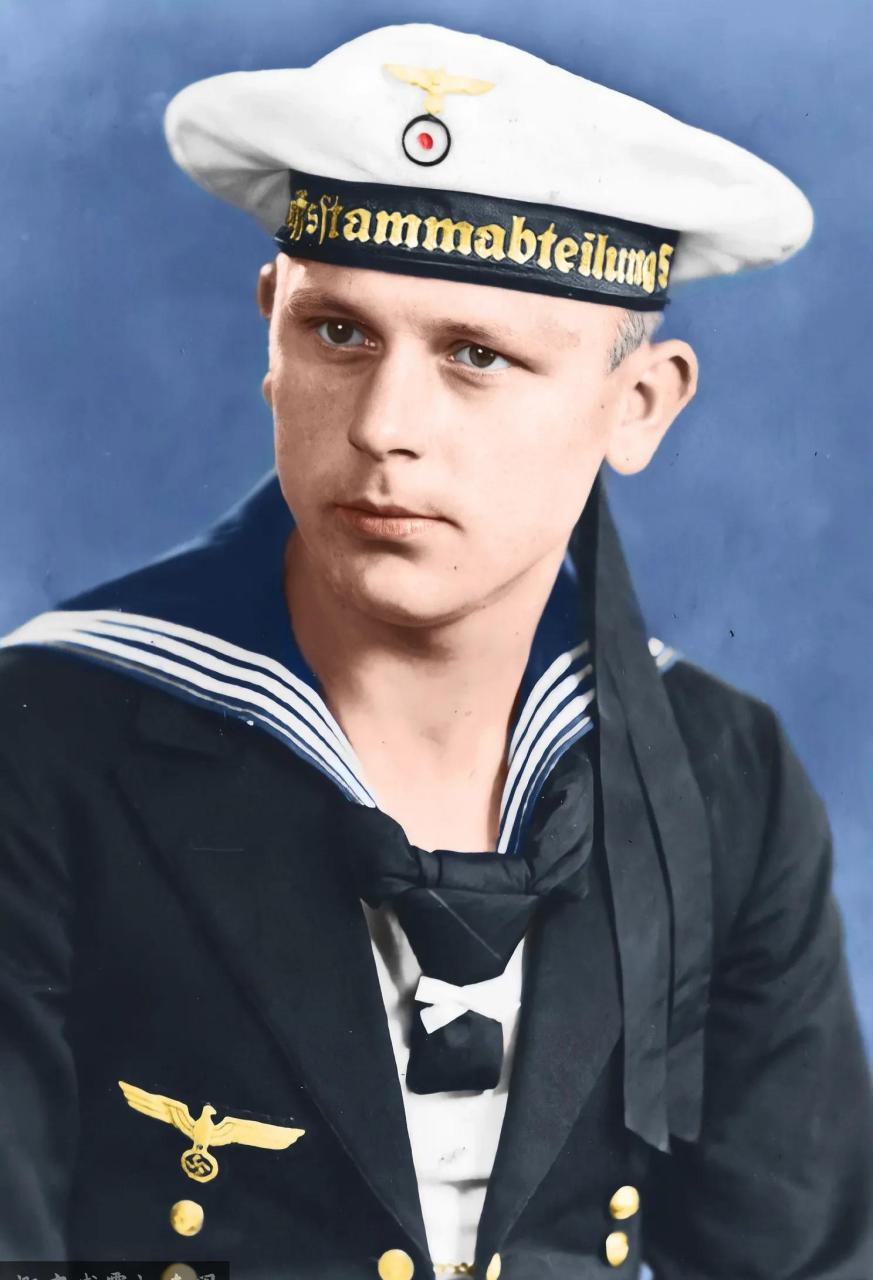 我的老照片修复上色:图为身穿二战德国海军水兵礼服的水兵,摄于1938年