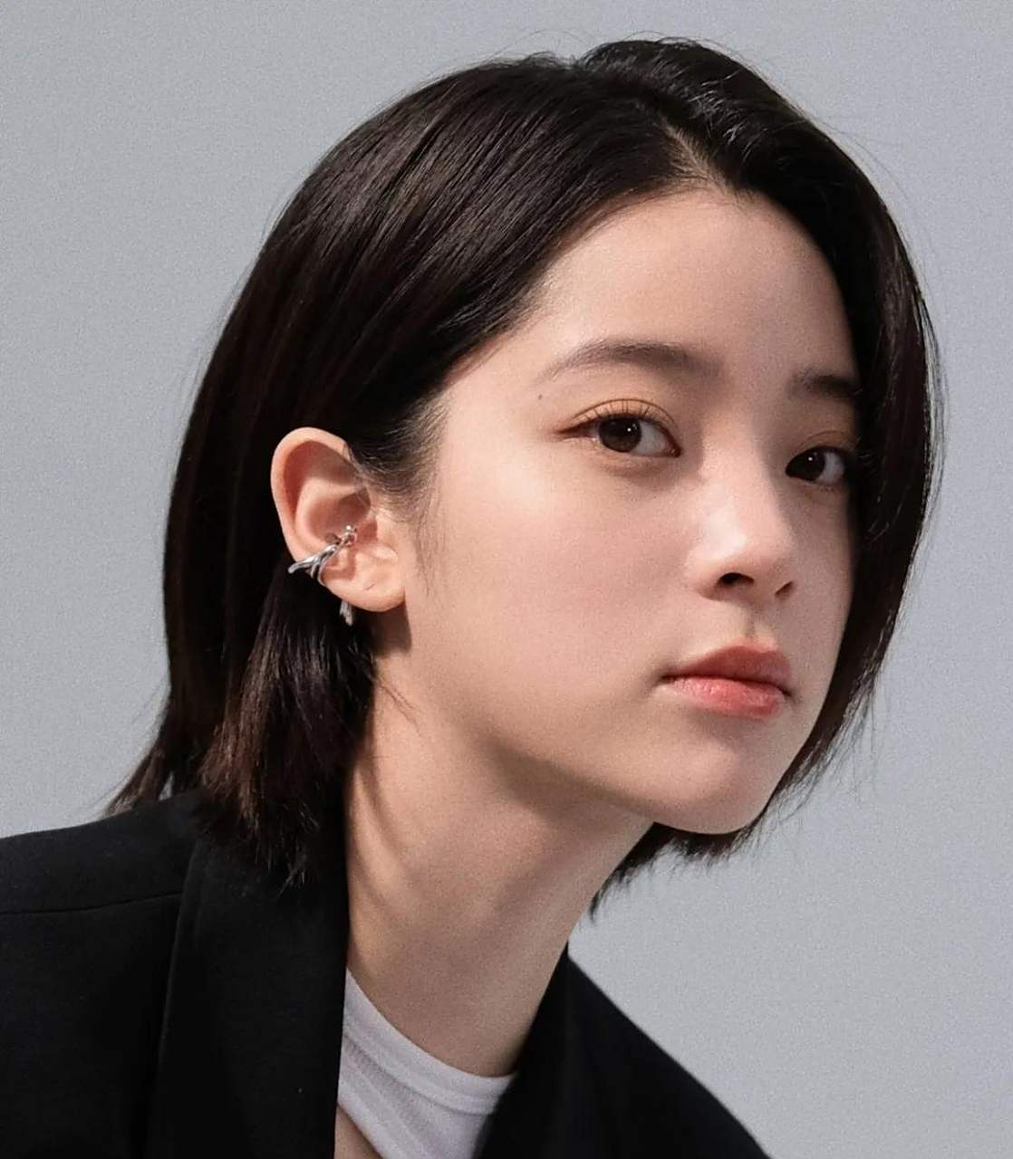 平时看她自拍照片的时候还不显眼,一到了路人镜头下,欧阳娜娜的侧脸