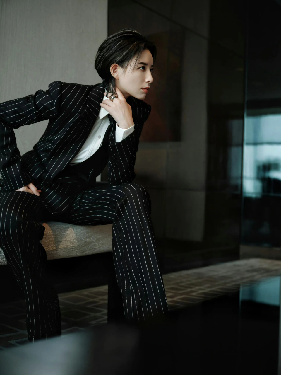 2023秋冬女装系列,李斯丹妮身着的笔触线条纹双排扣西服外套套装