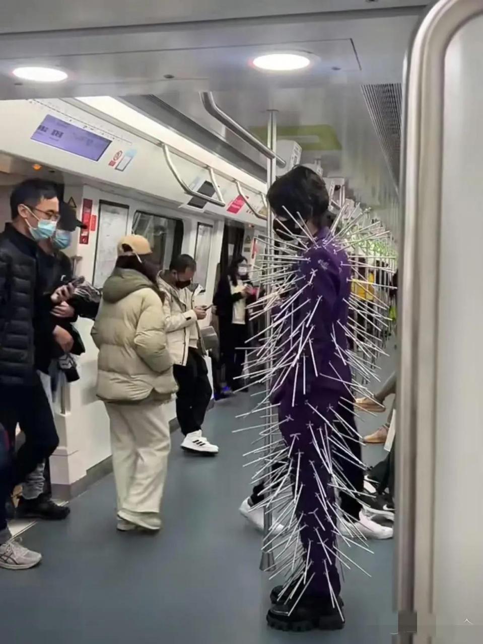 这样的衣服是挤地铁的神器?