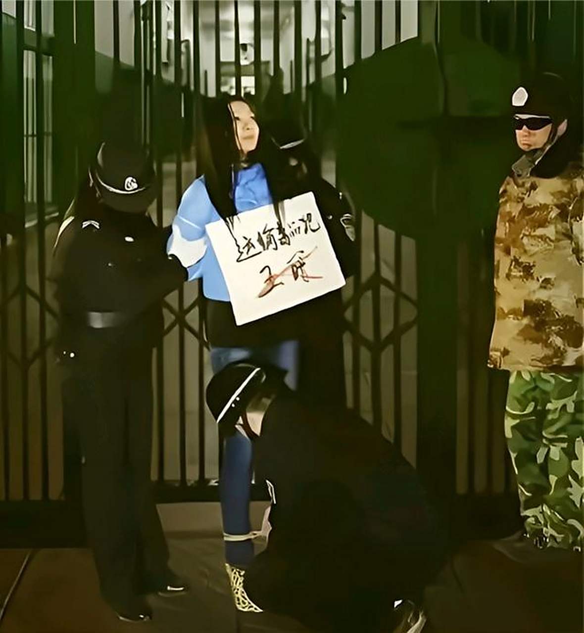 2010年,张耀峰在公审大会上被判死刑,五花大绑的他正在武警的押送下