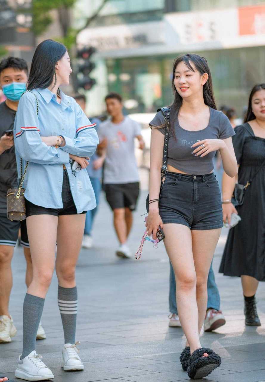 长沙街拍|这俩姑娘一看就是北方来的,鼻子高高的,腿长长的,走在大街上