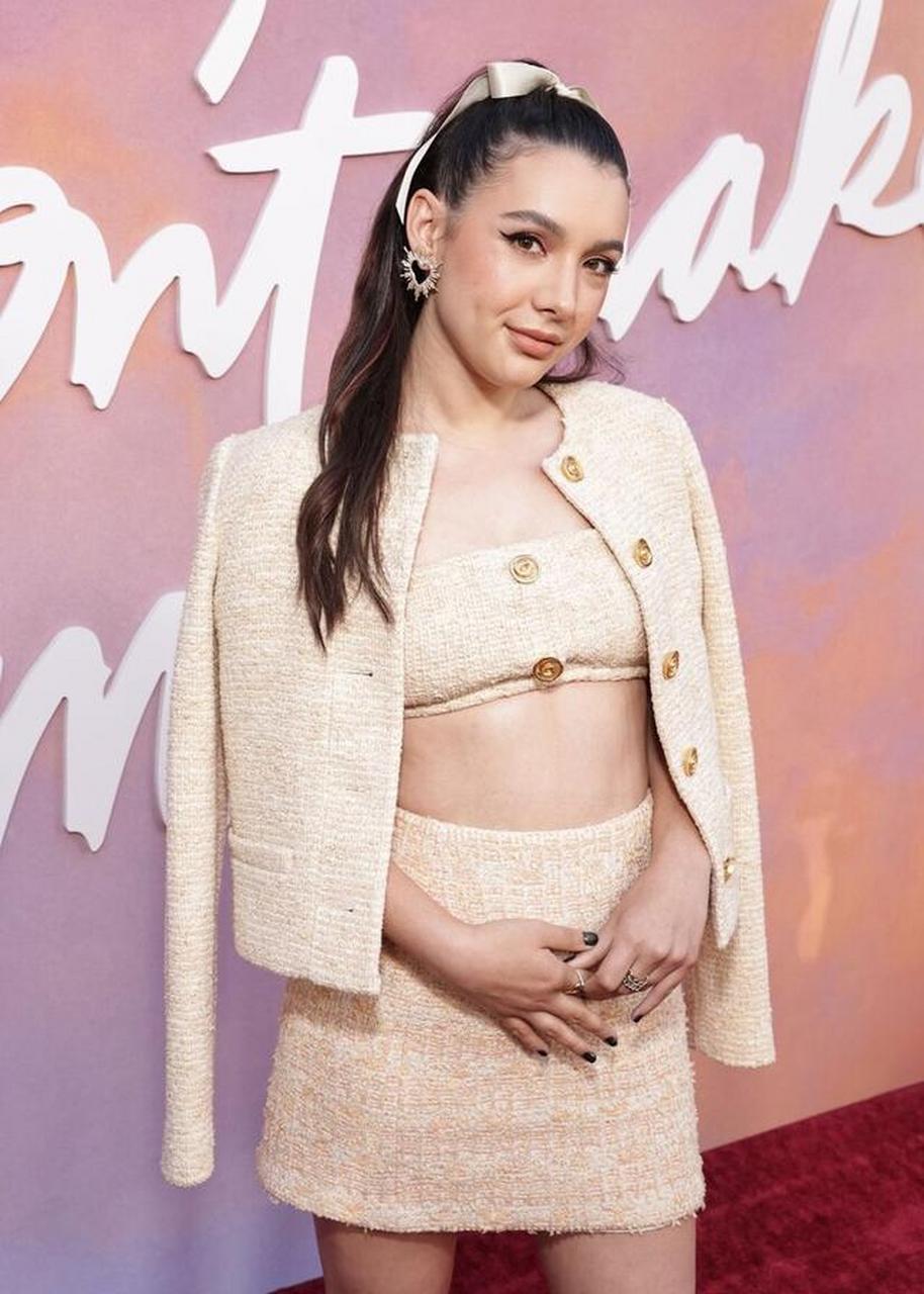 《留在身旁》首映礼导演汉娜马克斯排扣外套小香裙邻家女孩惹人爱