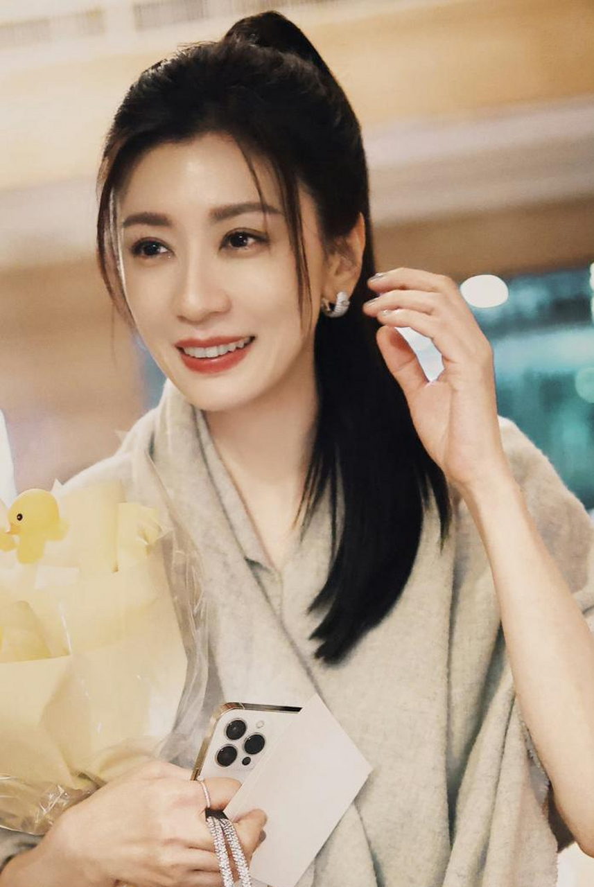 48岁的贾静雯,真的是越来越有魅力,生图状态下的她,美得让人窒息