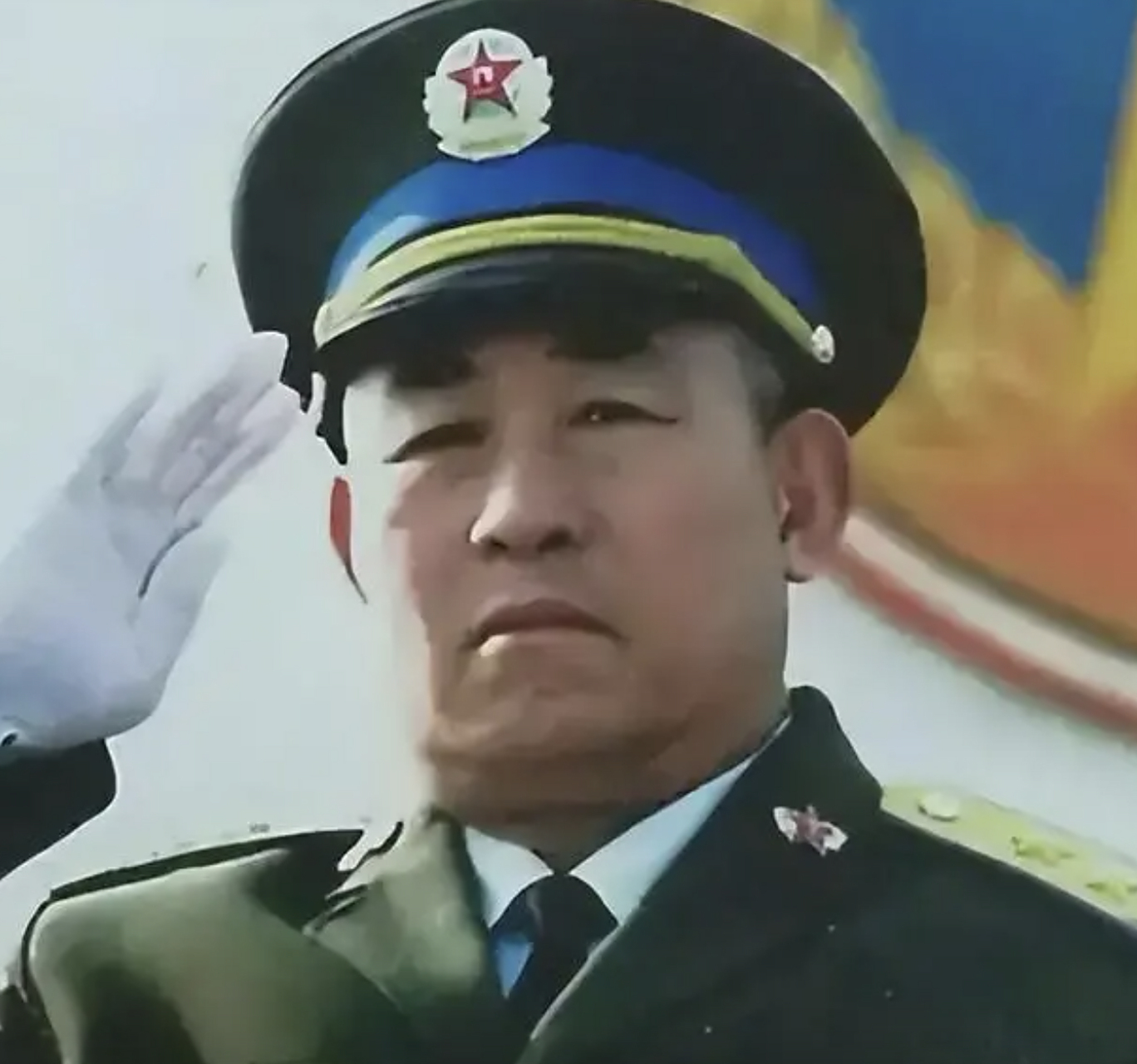 侯书军:成都军区第一任空军司令员,1988年,62岁的他因优异的表现和