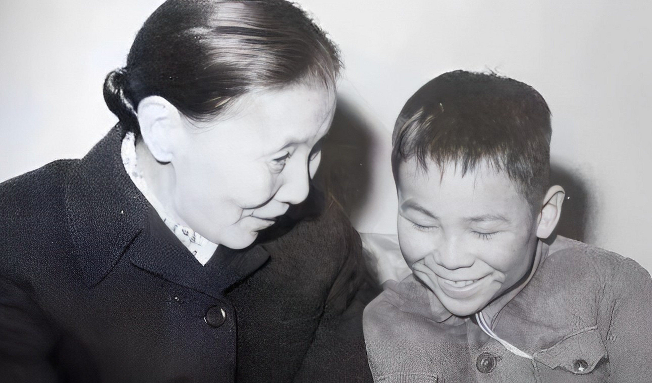 冰心去世13年后,他的孙子吴山在他的墓碑上用红色大字写道:如果你不好