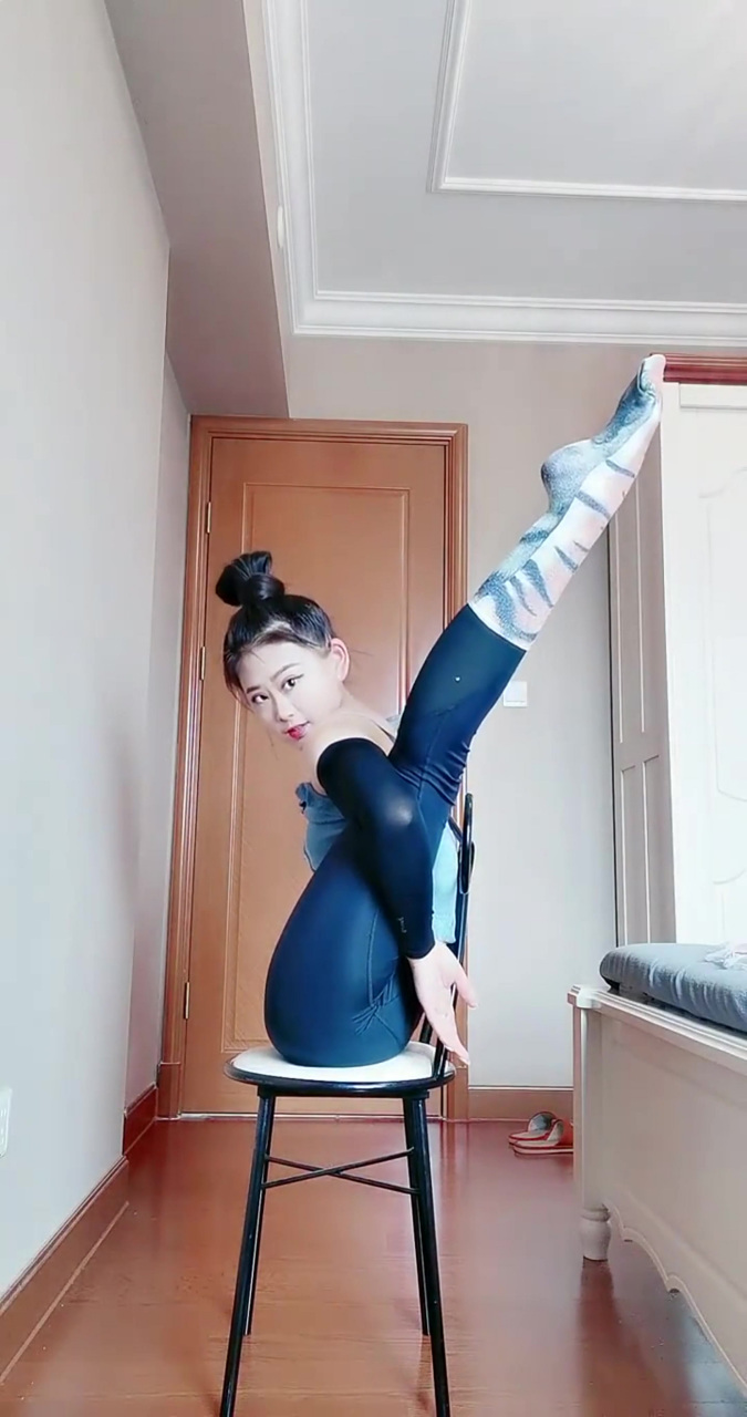 舞蹈生的真才实学,这样的高难度动作,一般人根本做不出来