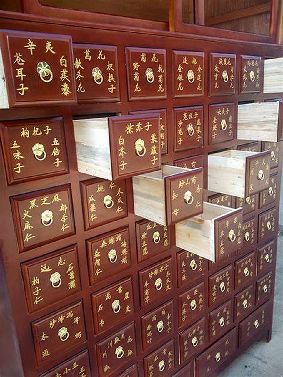 中药柜用什么材质好#  中医药柜的作用及使用方法  中医药柜是中医药