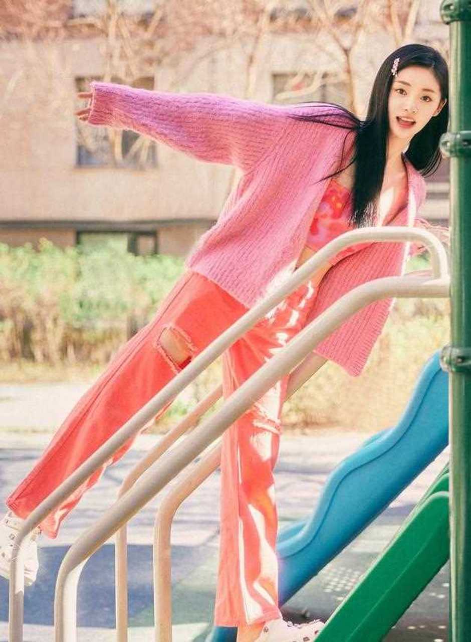 黄色娃娃领连衣裙乖巧可爱,粉色印花短上衣搭配破洞裤妥妥甜酷女孩