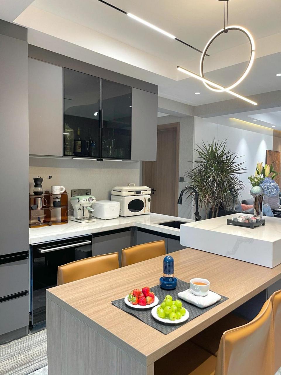 餐厨一体化,高级感十足! 对于很多小户型来说,空间利用是尤为重要的.