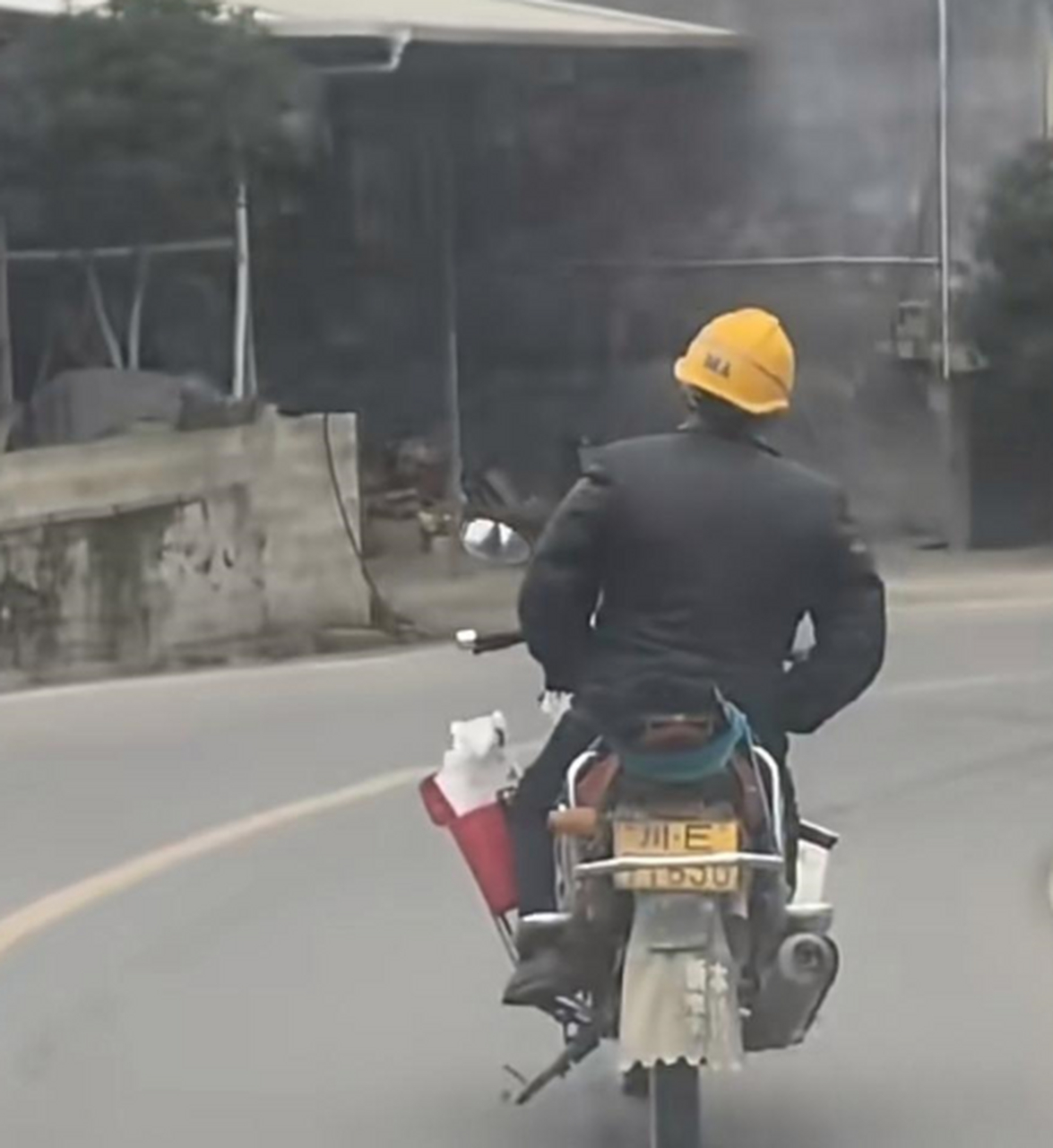 这是专业摩托车手才有的技能,压弯!