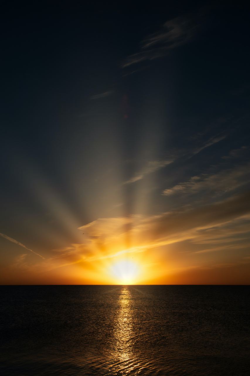 太阳逐渐消失在地平线上,留下一道美丽的光芒,让天空和云彩变得格外