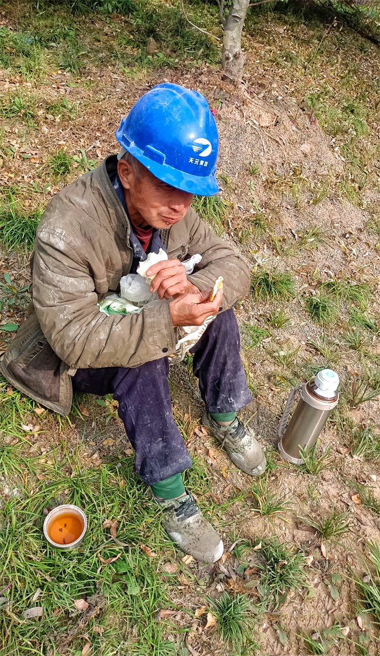 这么大的年纪还在工地干活,辛酸只有他知道!