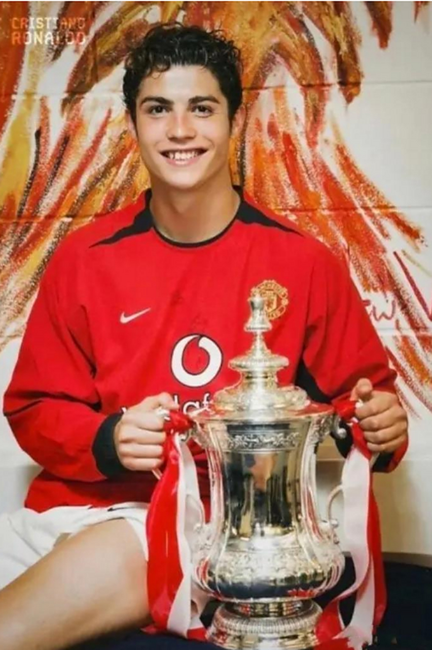 年轻时候的c罗,不仅球技过人,还长得非常帅!