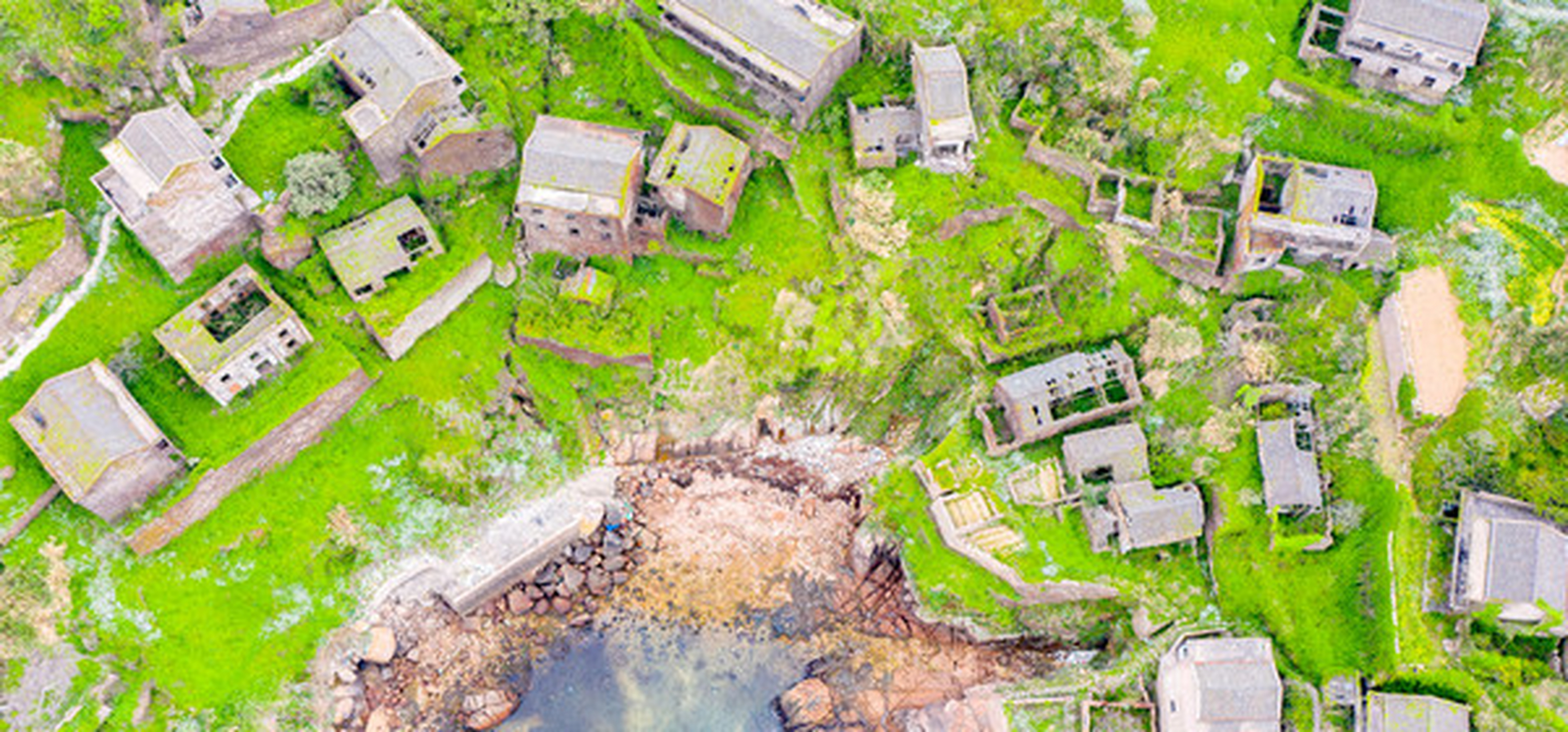 它就是位于浙江嵊山岛的后头湾村,村庄临海而建,海岛风情浓郁,曾是