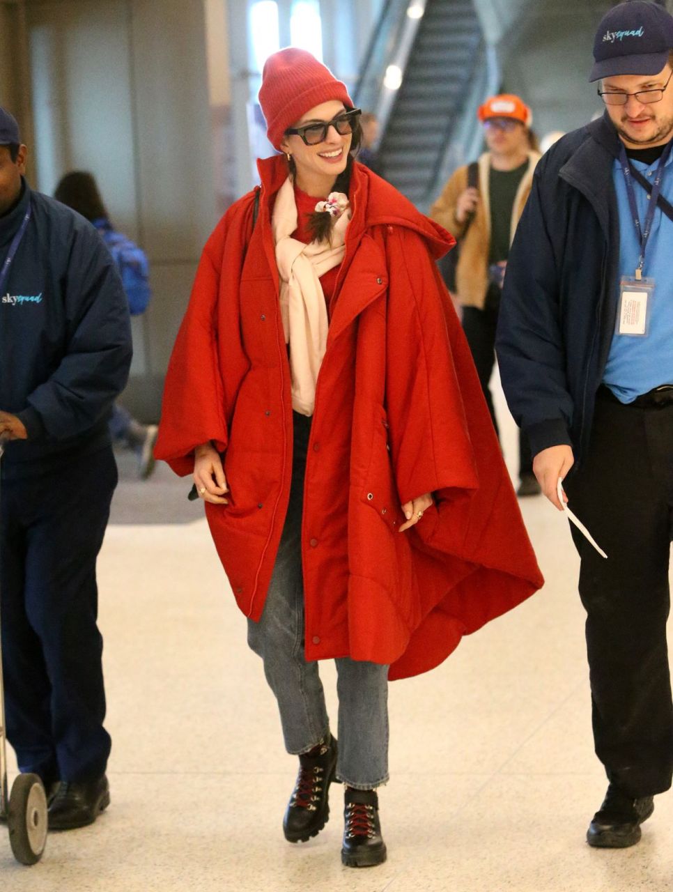 安妮海瑟薇这身打扮还真有点"小红帽"的感觉,充满青春活力散发着年轻