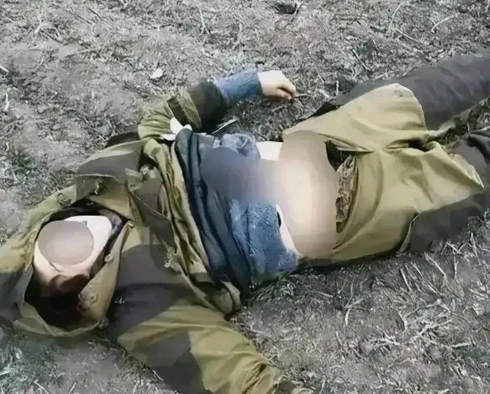 阵亡的乌军女兵裤子被解开,露出黑色的内裤,死后也没有被善待