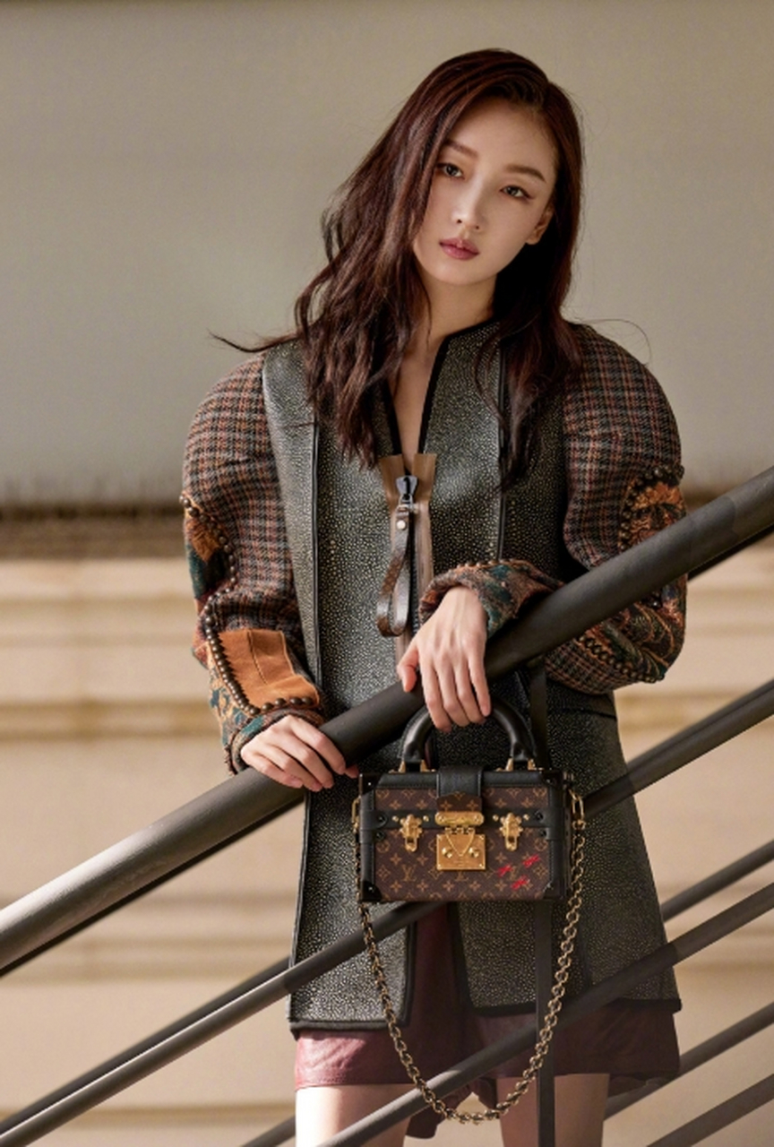 周冬雨确实差点事  同样是lv全球代言人,周冬雨虽是影后,但是气质