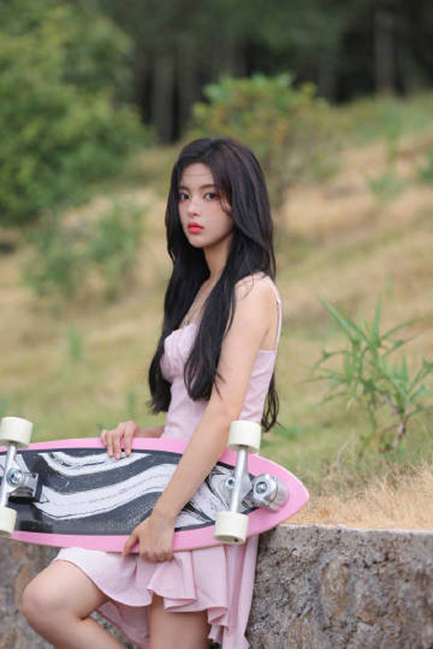 杨超越最新侧拍 身穿粉色抹胸连衣裙,搭配运动鞋满满的青春气息!