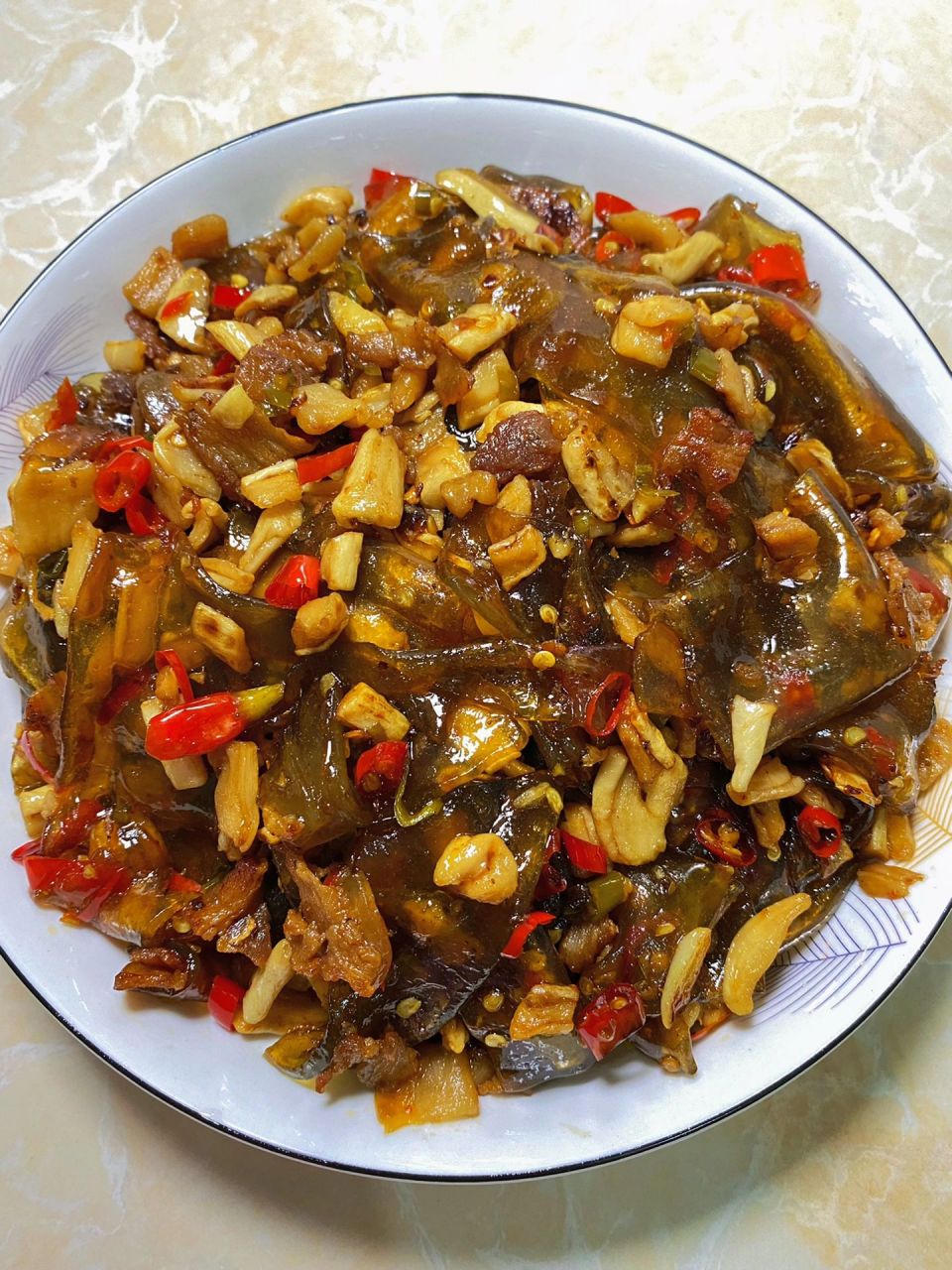 一定要做这个炒粉皮,吃一次就会爱上 食材: 红薯粉皮 萝卜干 泡椒 (有